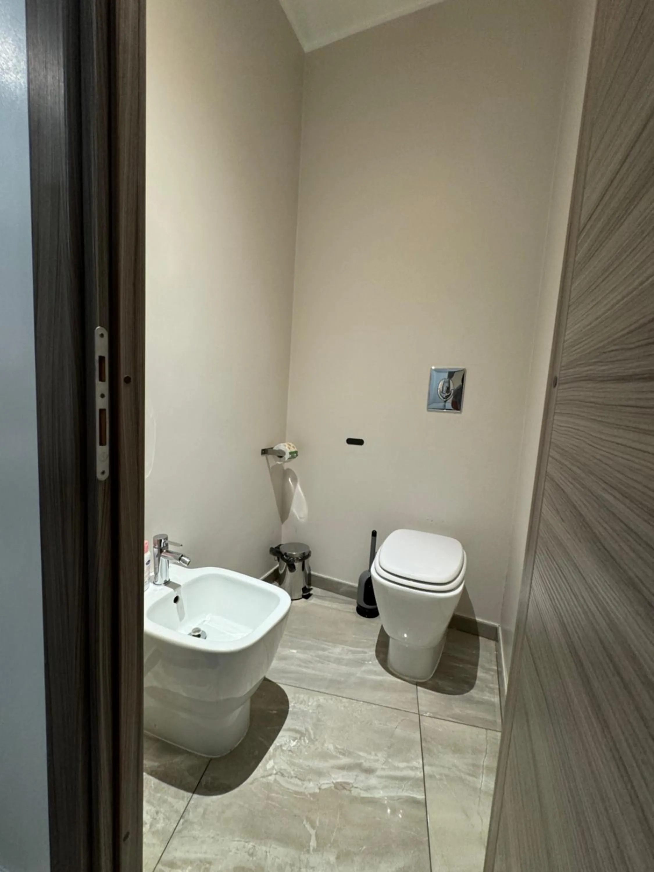 Toilet in RHS Rienzo Suites