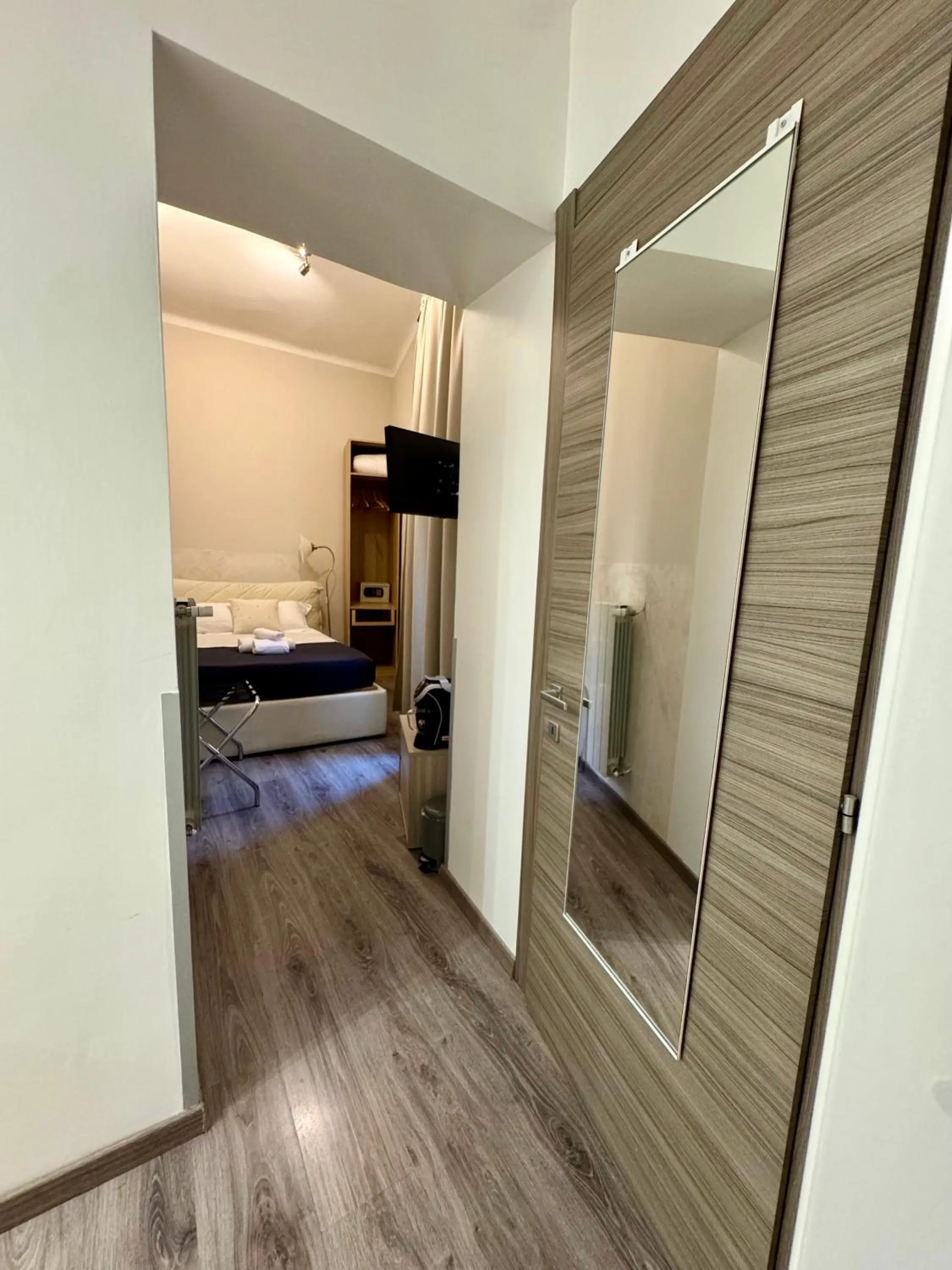 Photo of the whole room, Bed in RHS Rienzo Suites