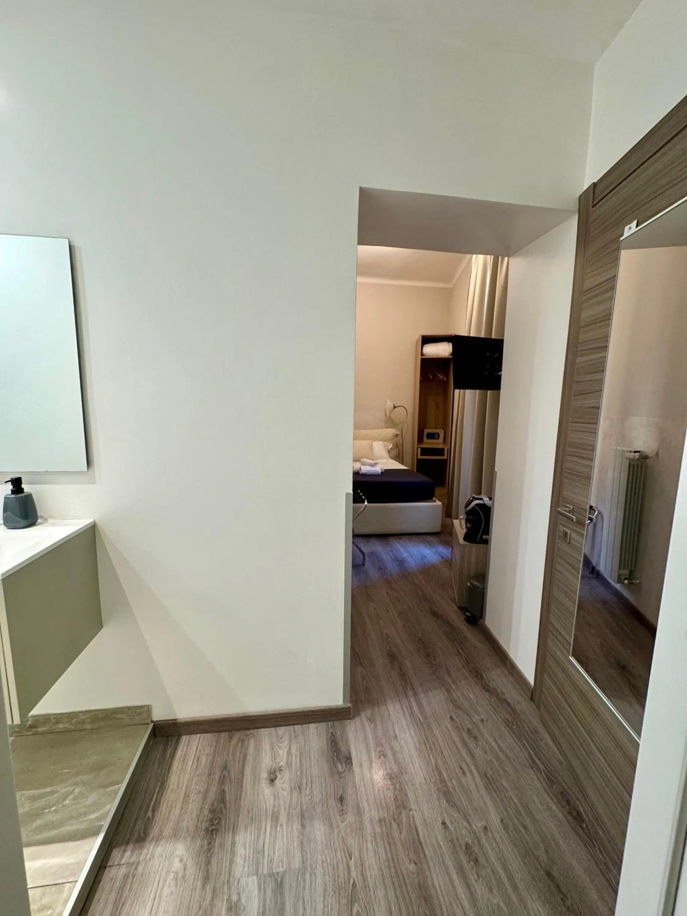 Photo of the whole room in RHS Rienzo Suites