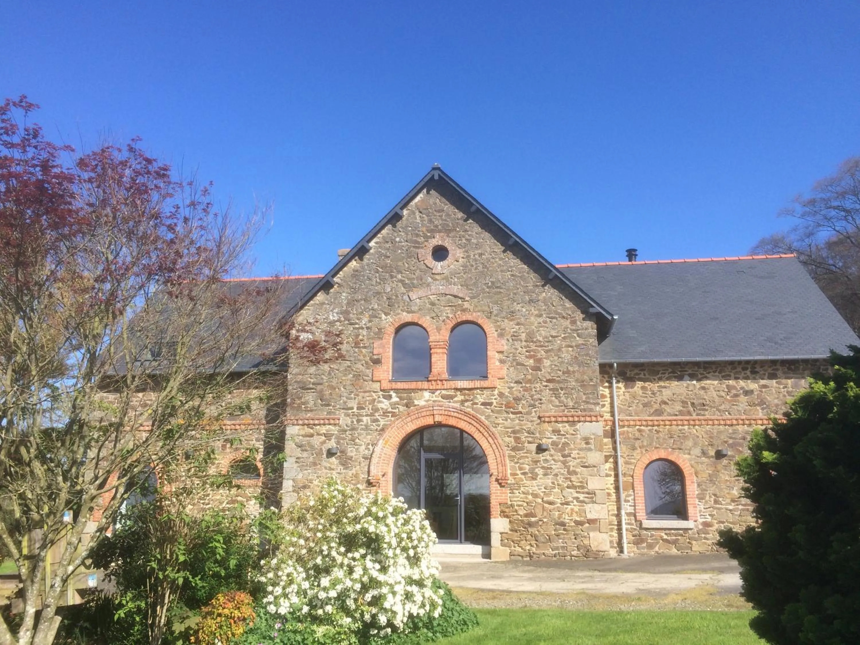 Property building in La Chambre Montbrault