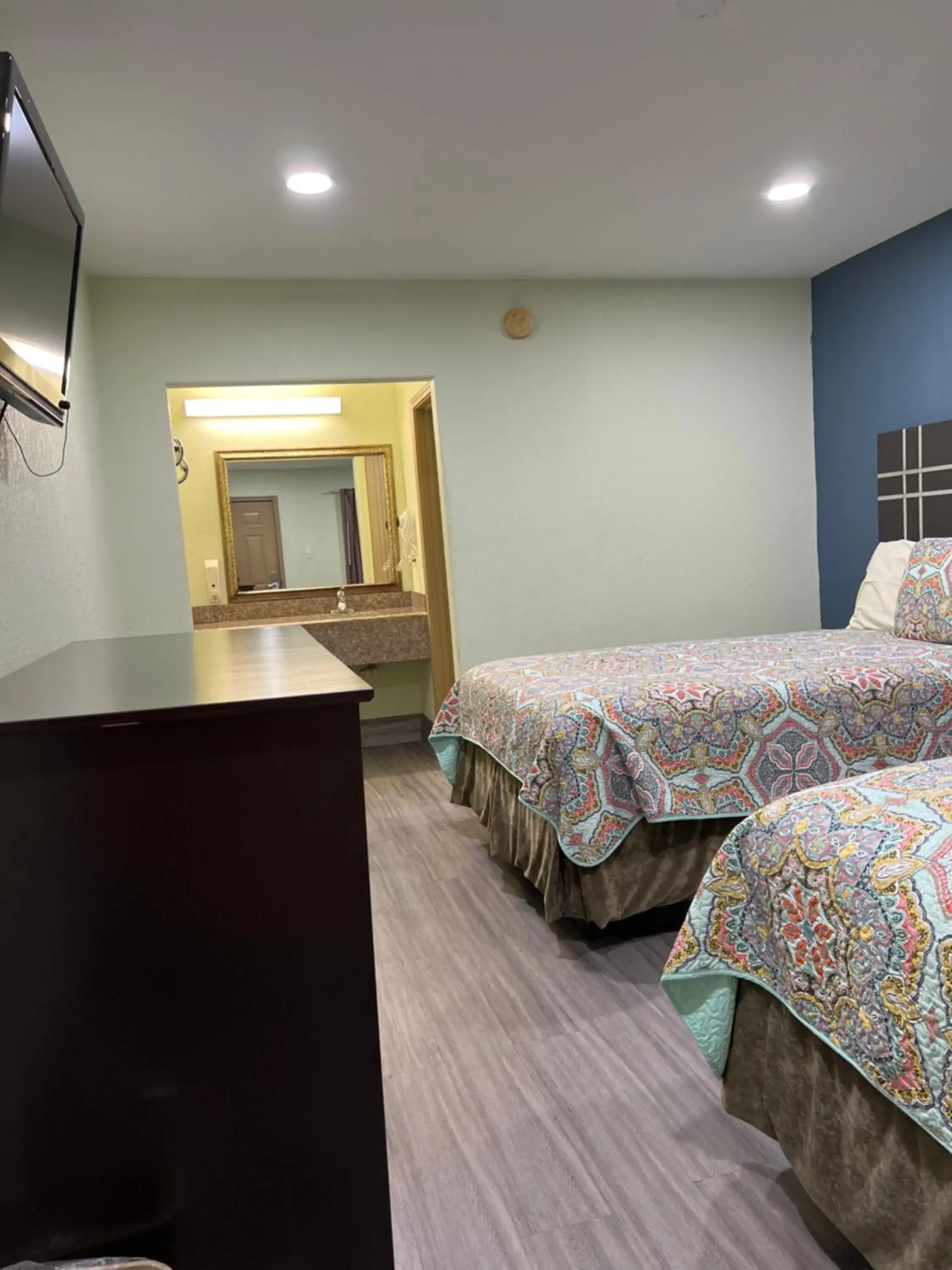Double Room in Budget Inn Double Room in Budget Inn