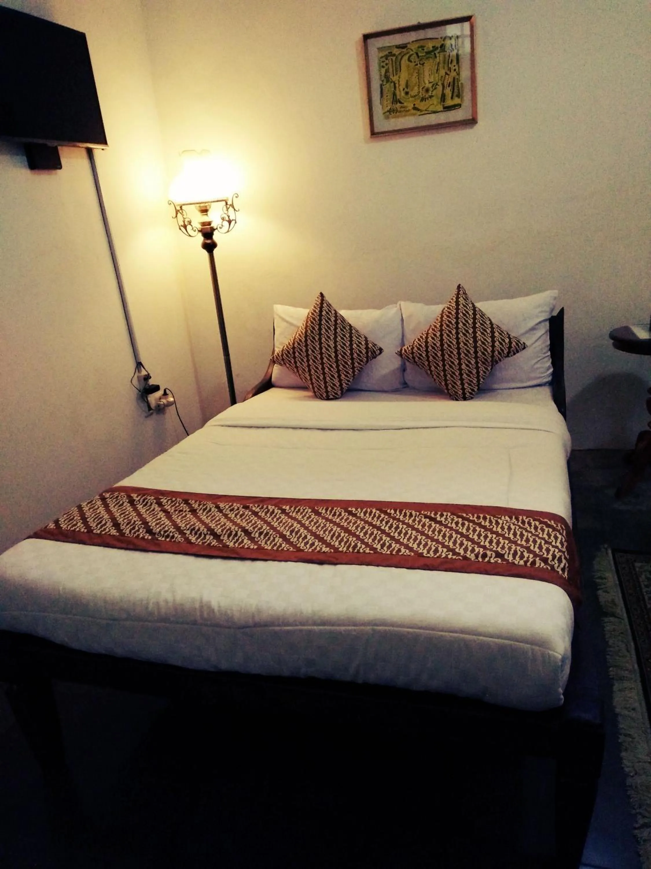 Bed in nDalem Natan Royal Heritage