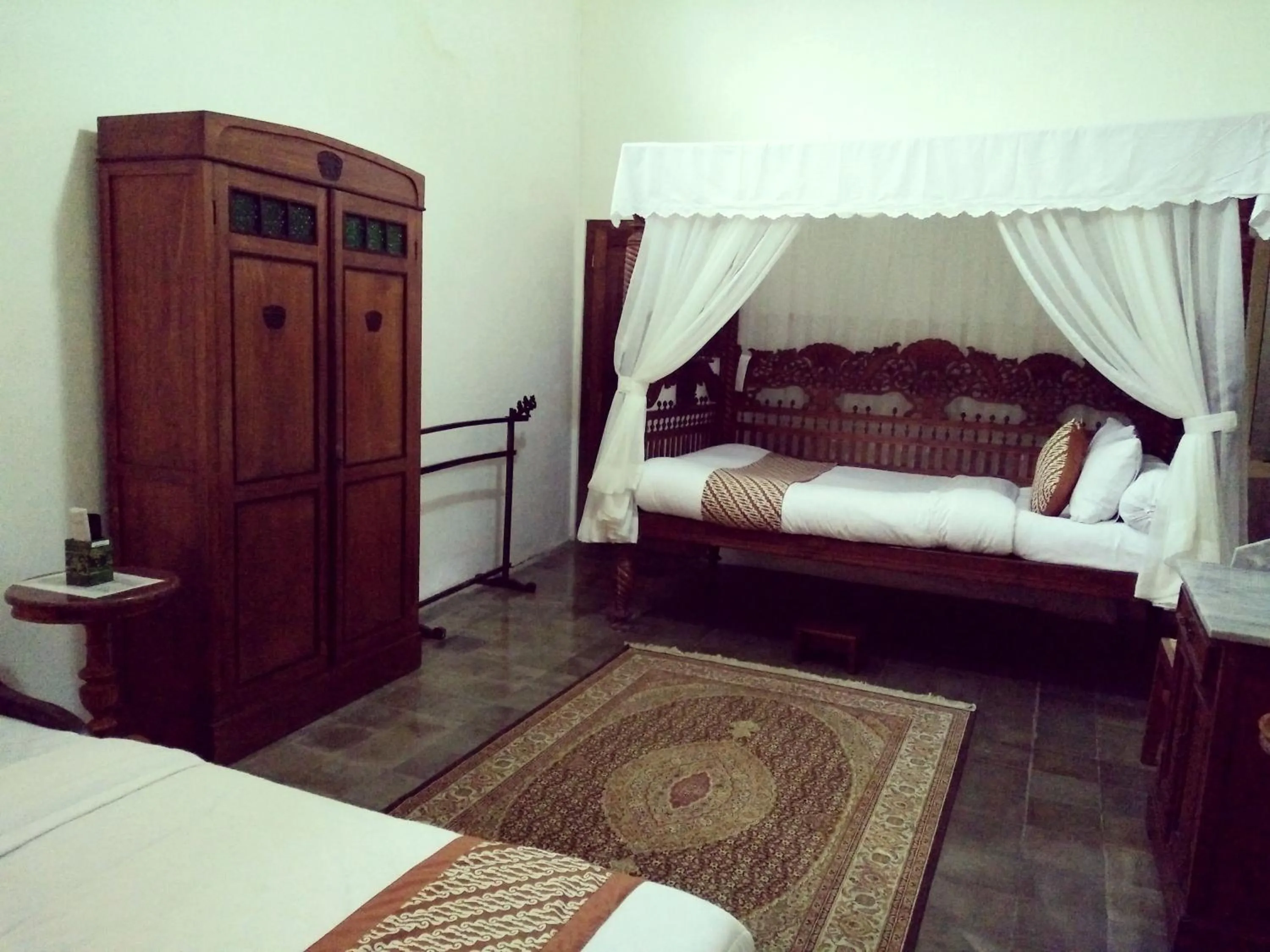 Bed in nDalem Natan Royal Heritage