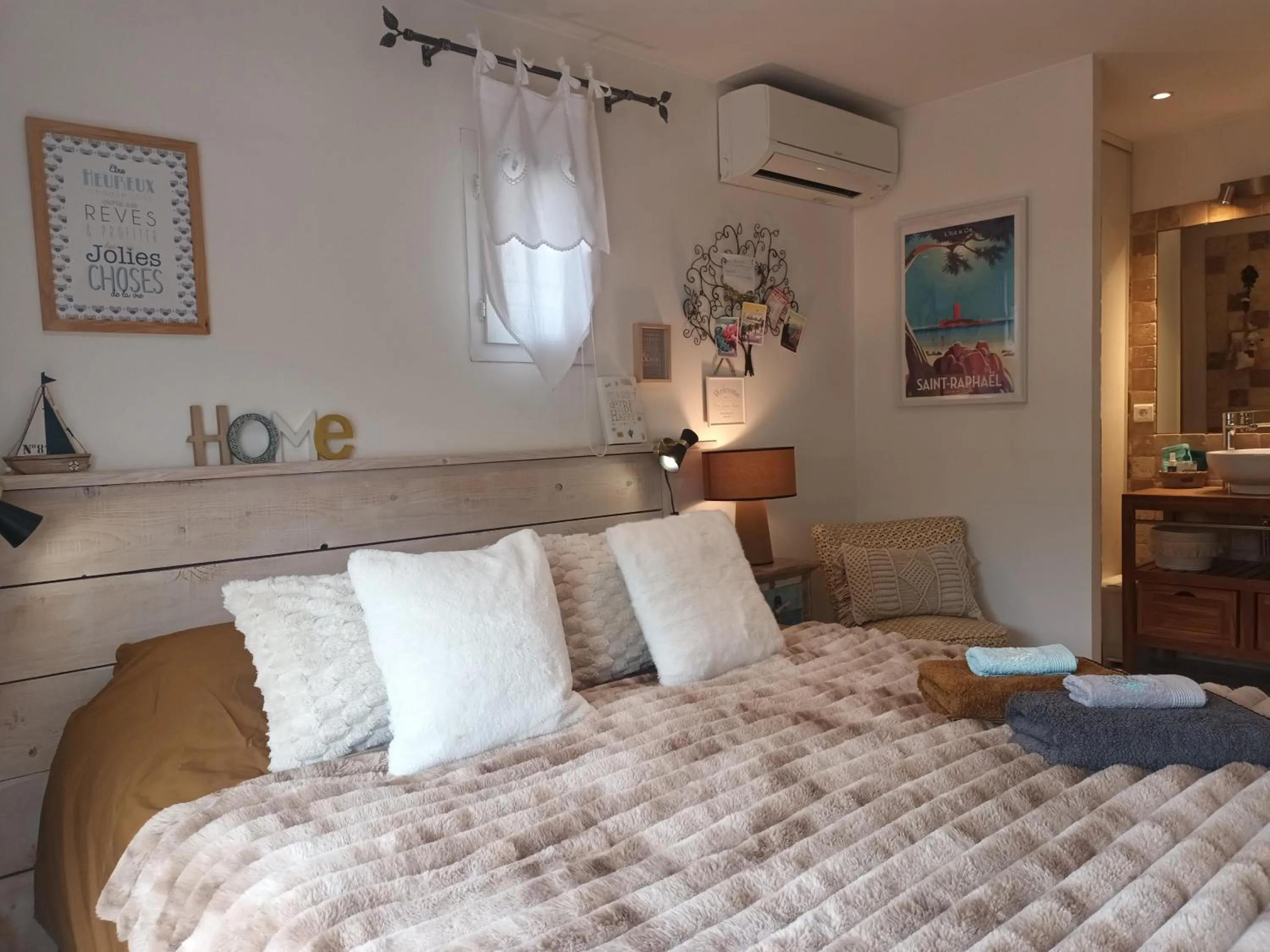 Bed in Jolie suite Lalou Côte d'Azur