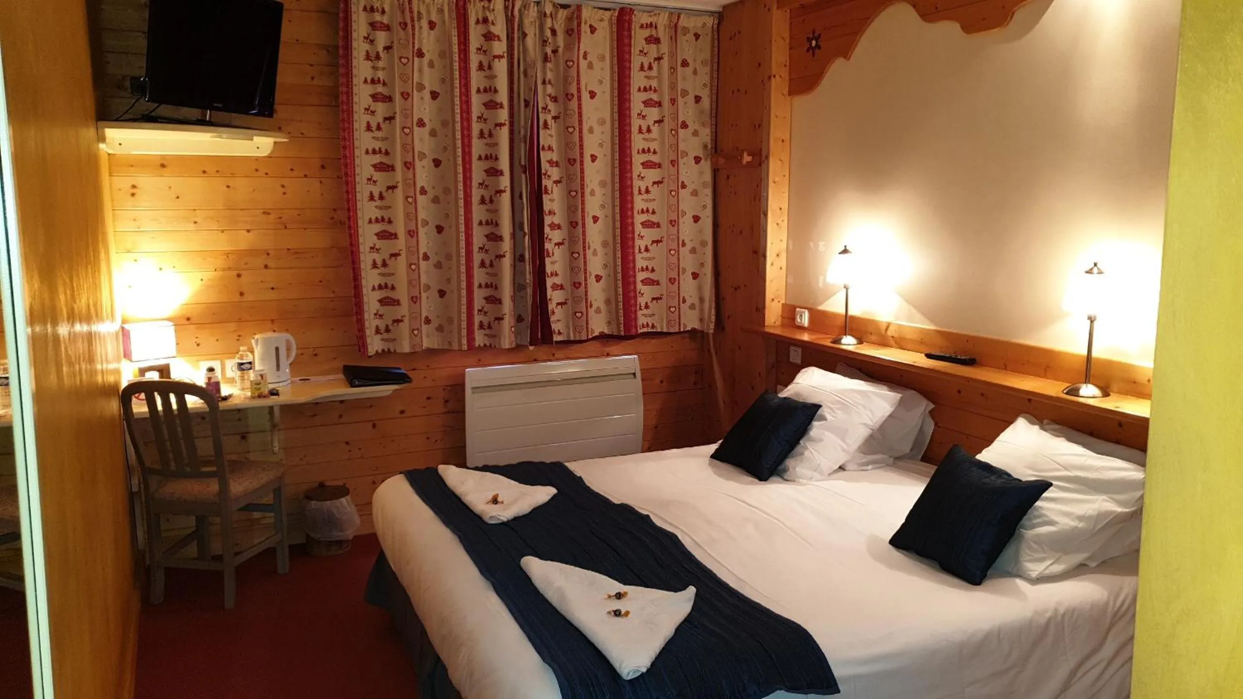 Photo of the whole room in Cit'Hôtel le Welcome