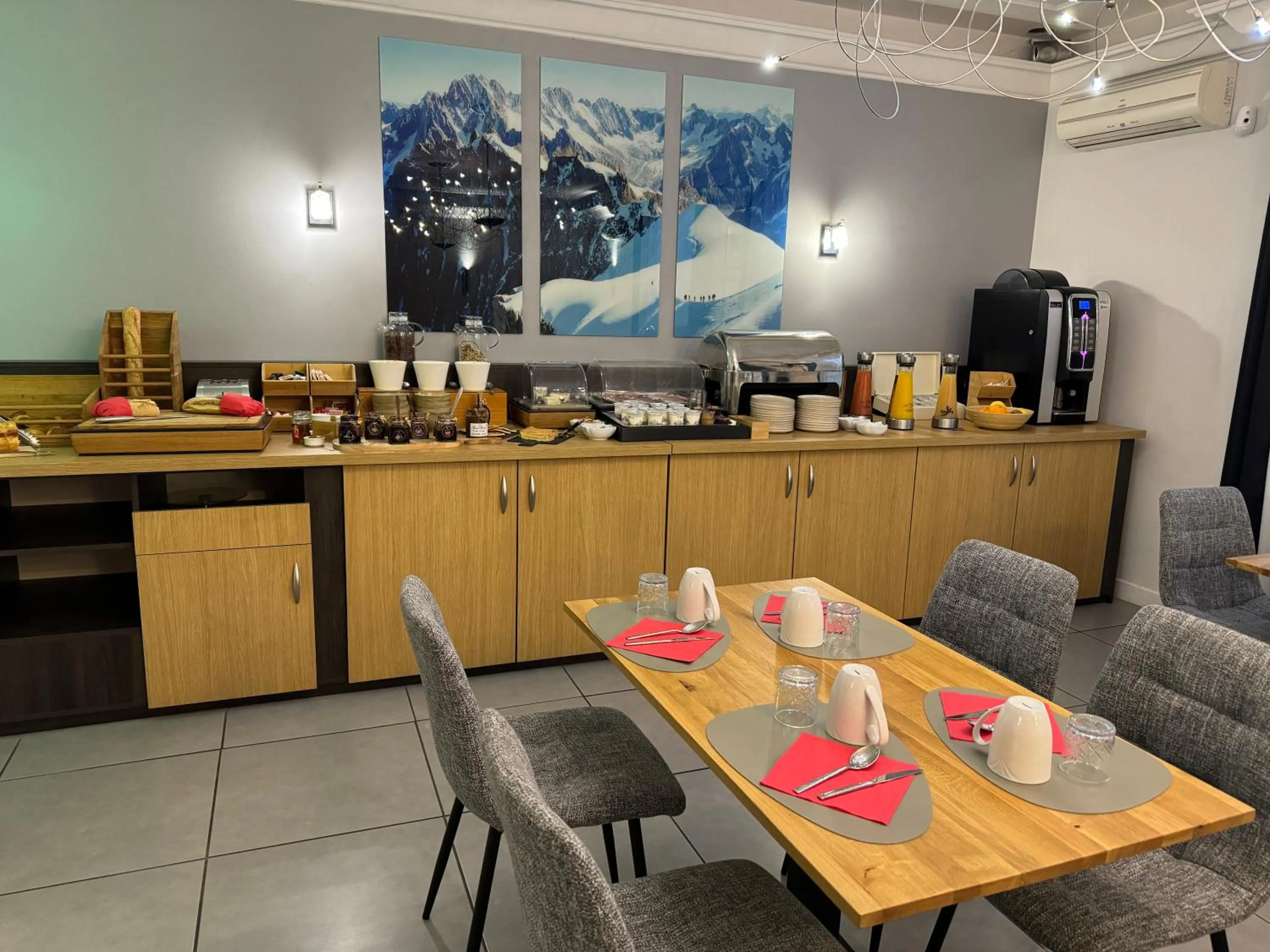 Buffet breakfast in Cit'Hôtel le Welcome