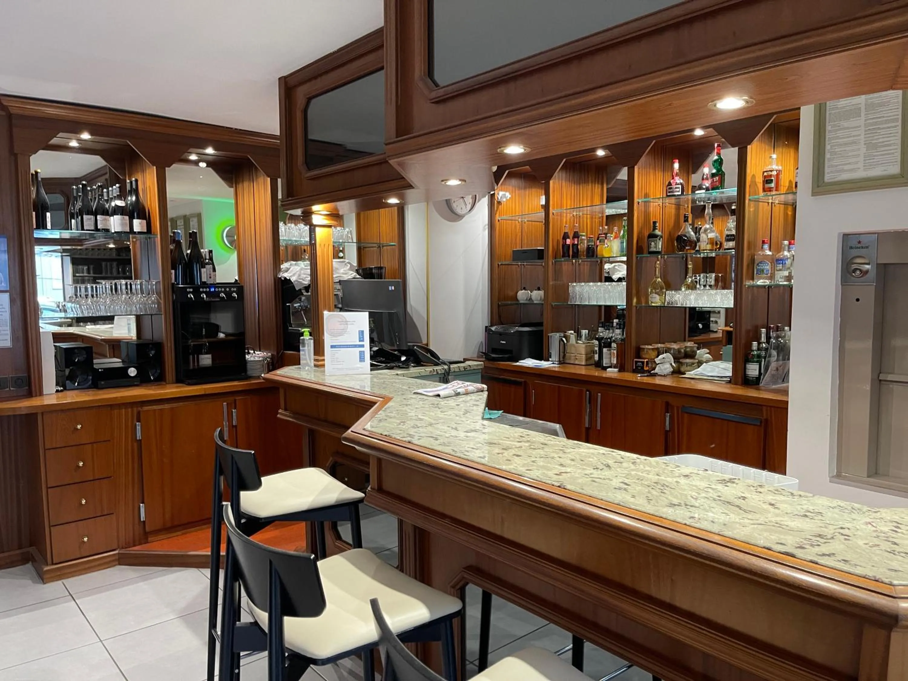 Lobby or reception in Cit'Hôtel le Welcome