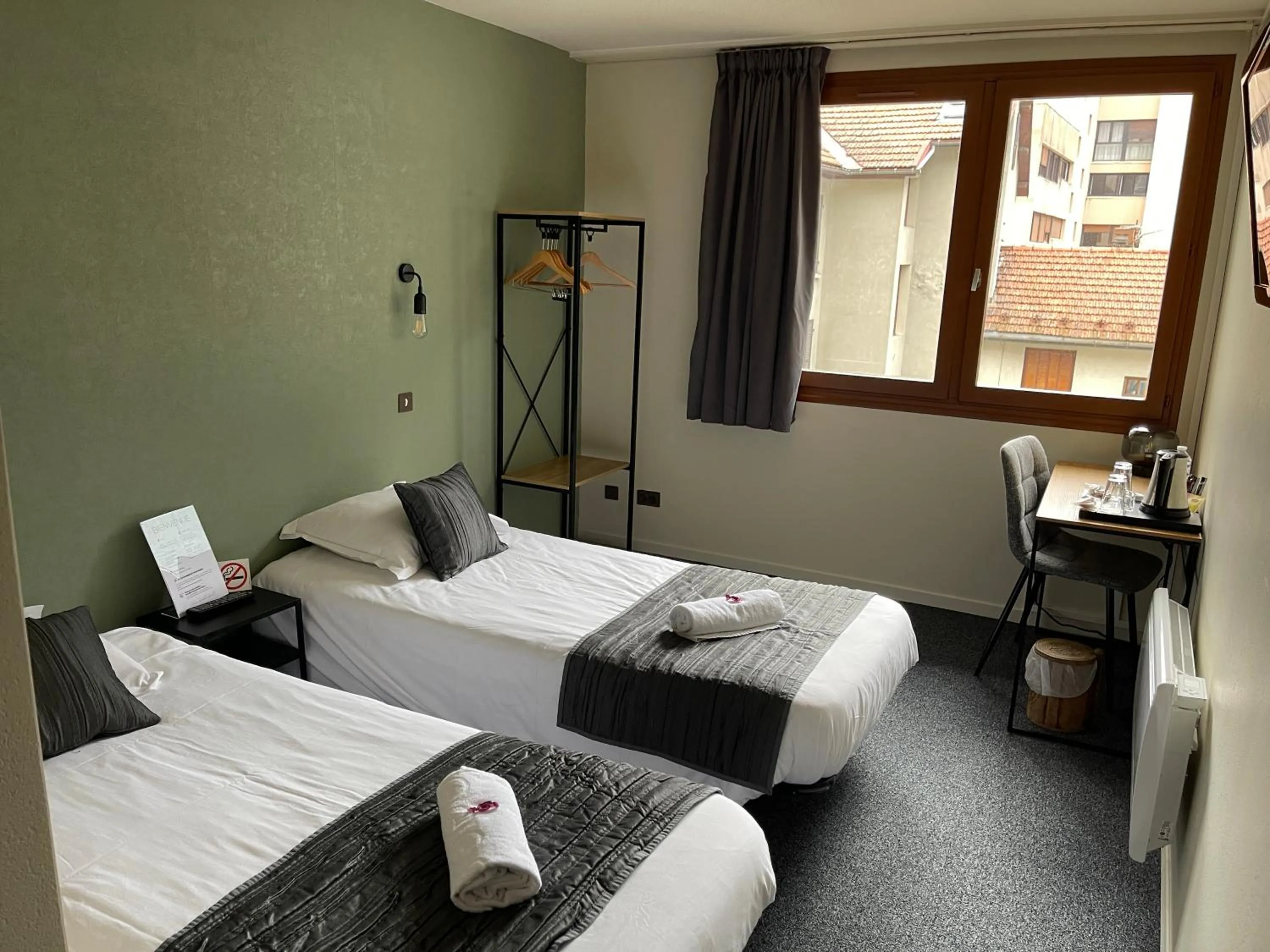 Photo of the whole room in Cit'Hôtel le Welcome