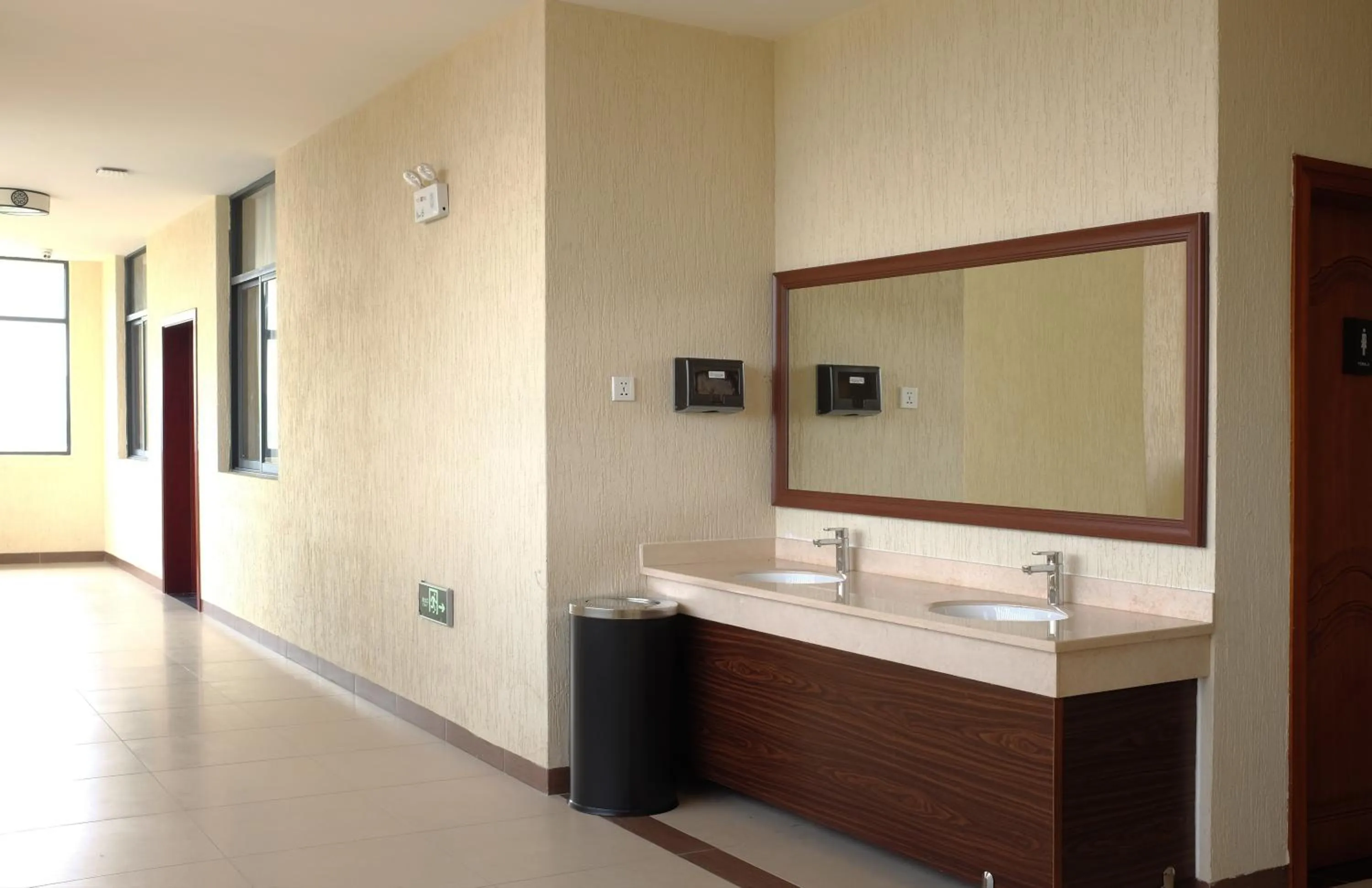 Restaurant/places to eat in Dmall Hotel