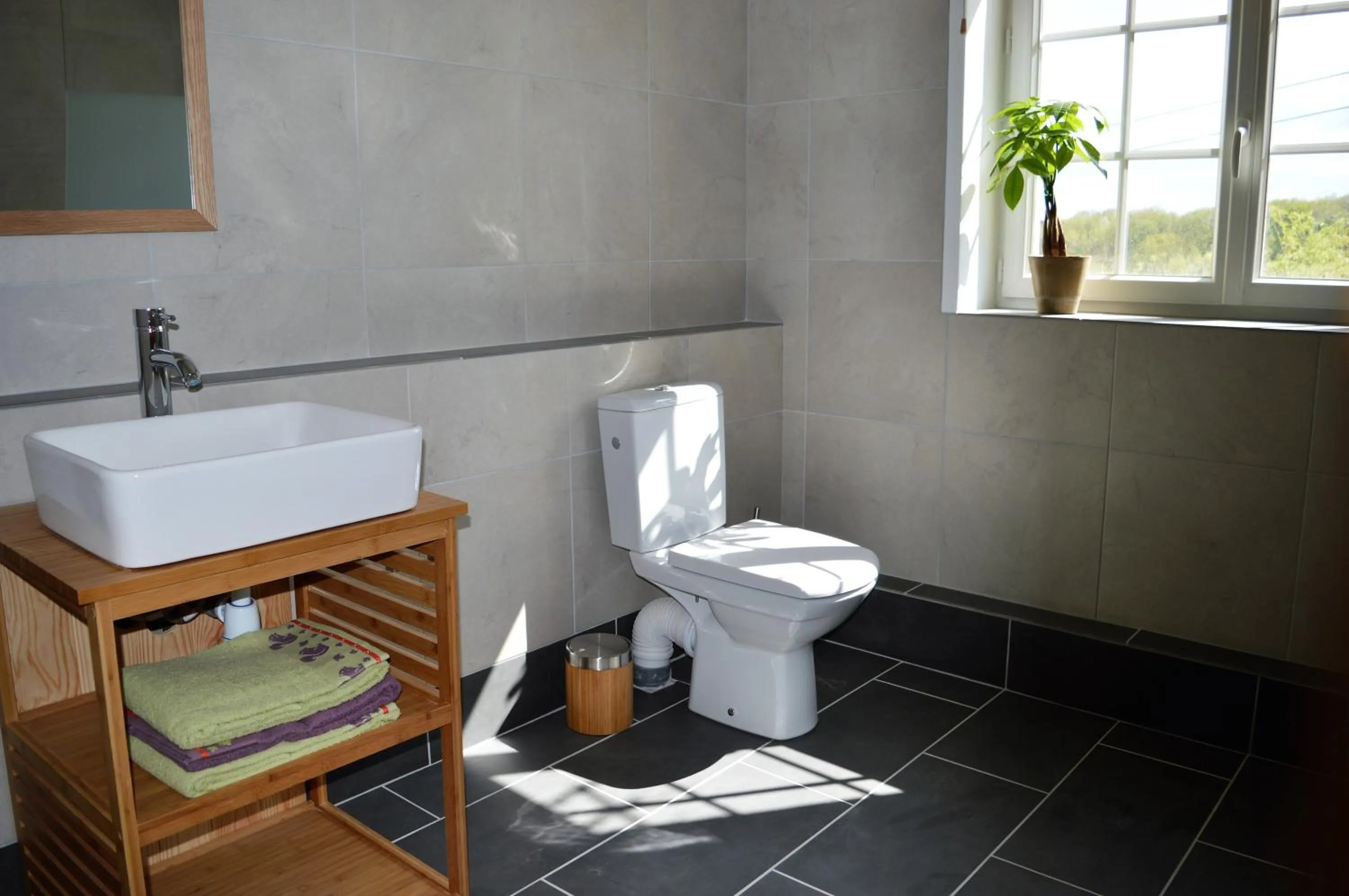 Shower in Aux Volets Bleus Chez Mark & Sylvie