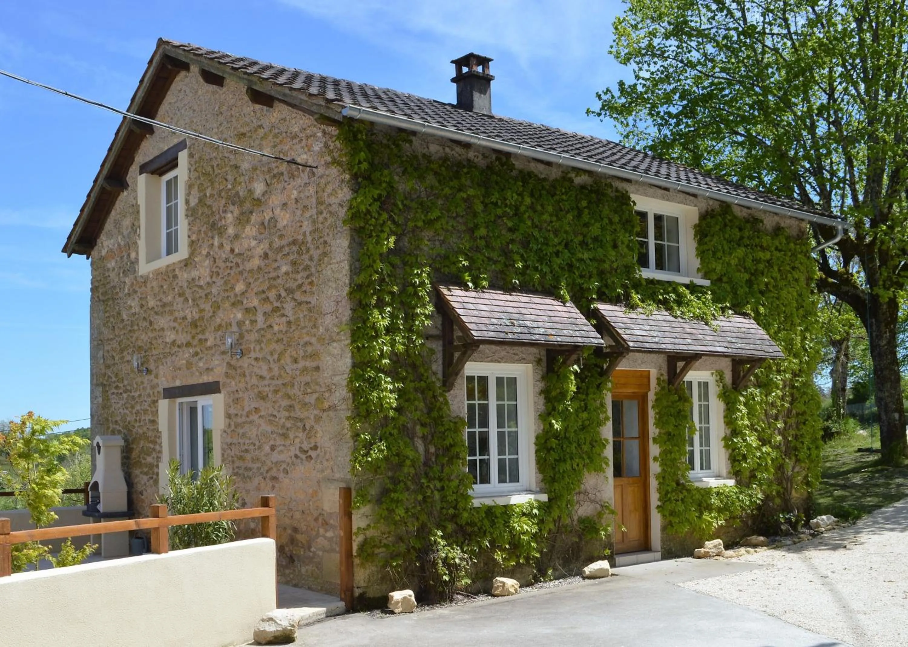 Facade/entrance in Aux Volets Bleus Chez Mark & Sylvie