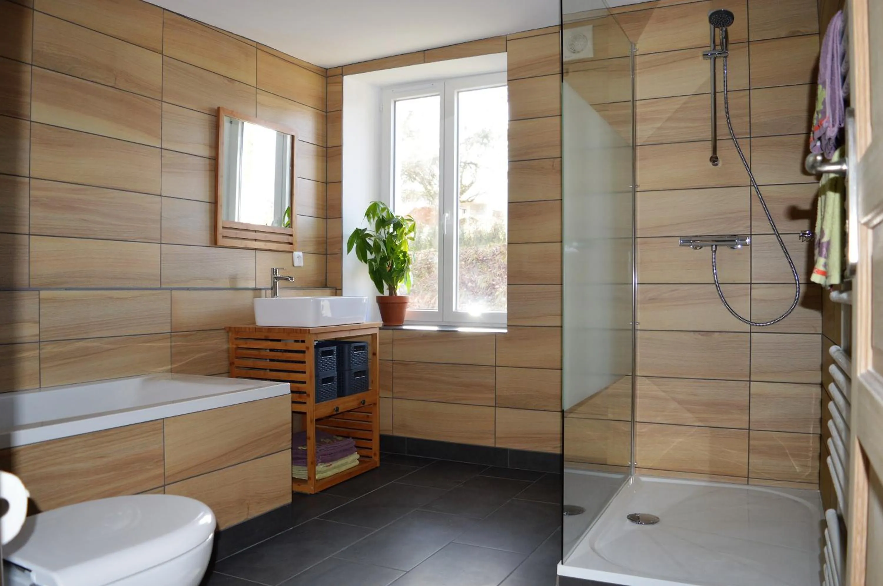 Bathroom in Aux Volets Bleus Chez Mark & Sylvie