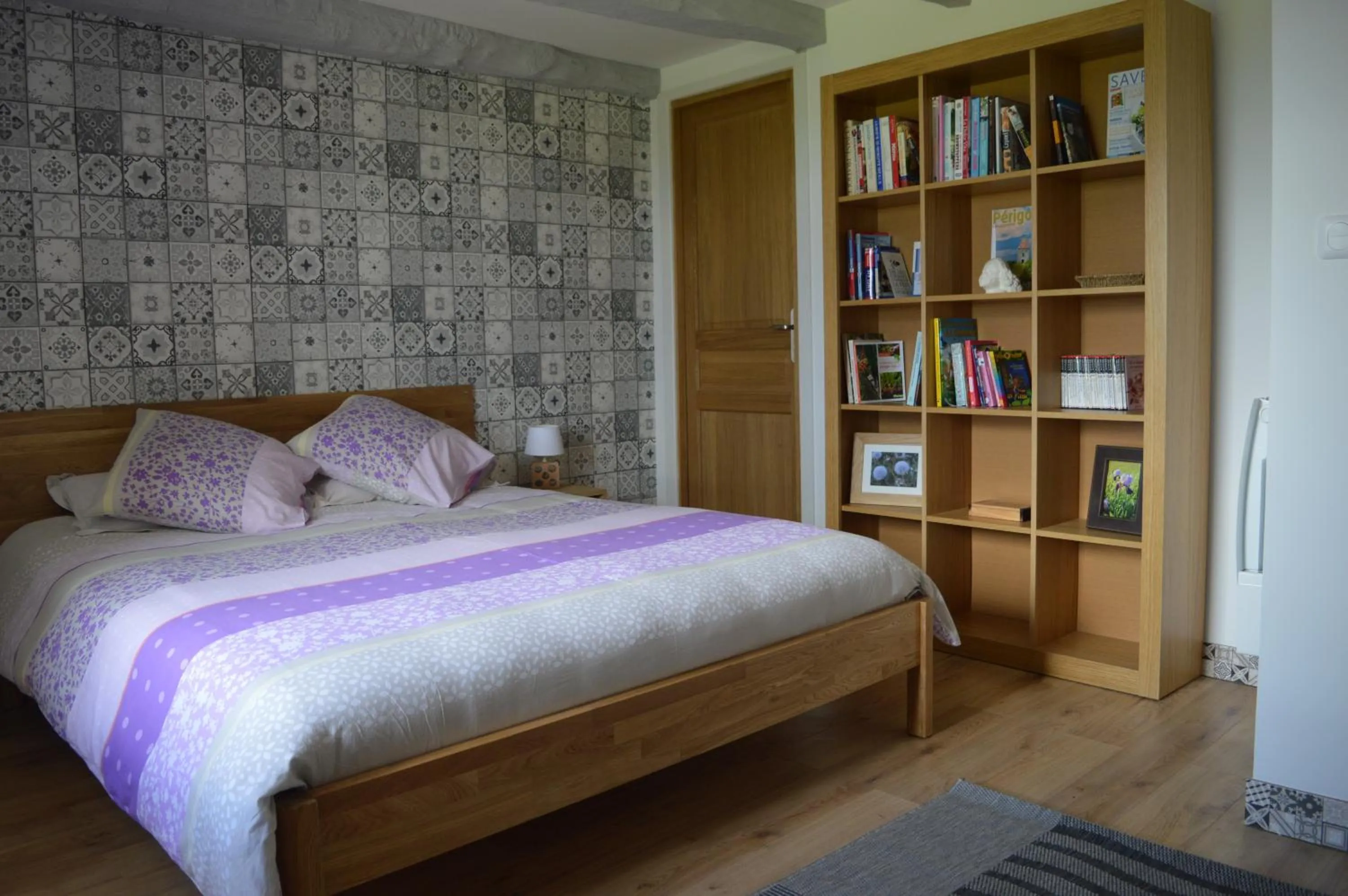 Library, Bed in Aux Volets Bleus Chez Mark & Sylvie