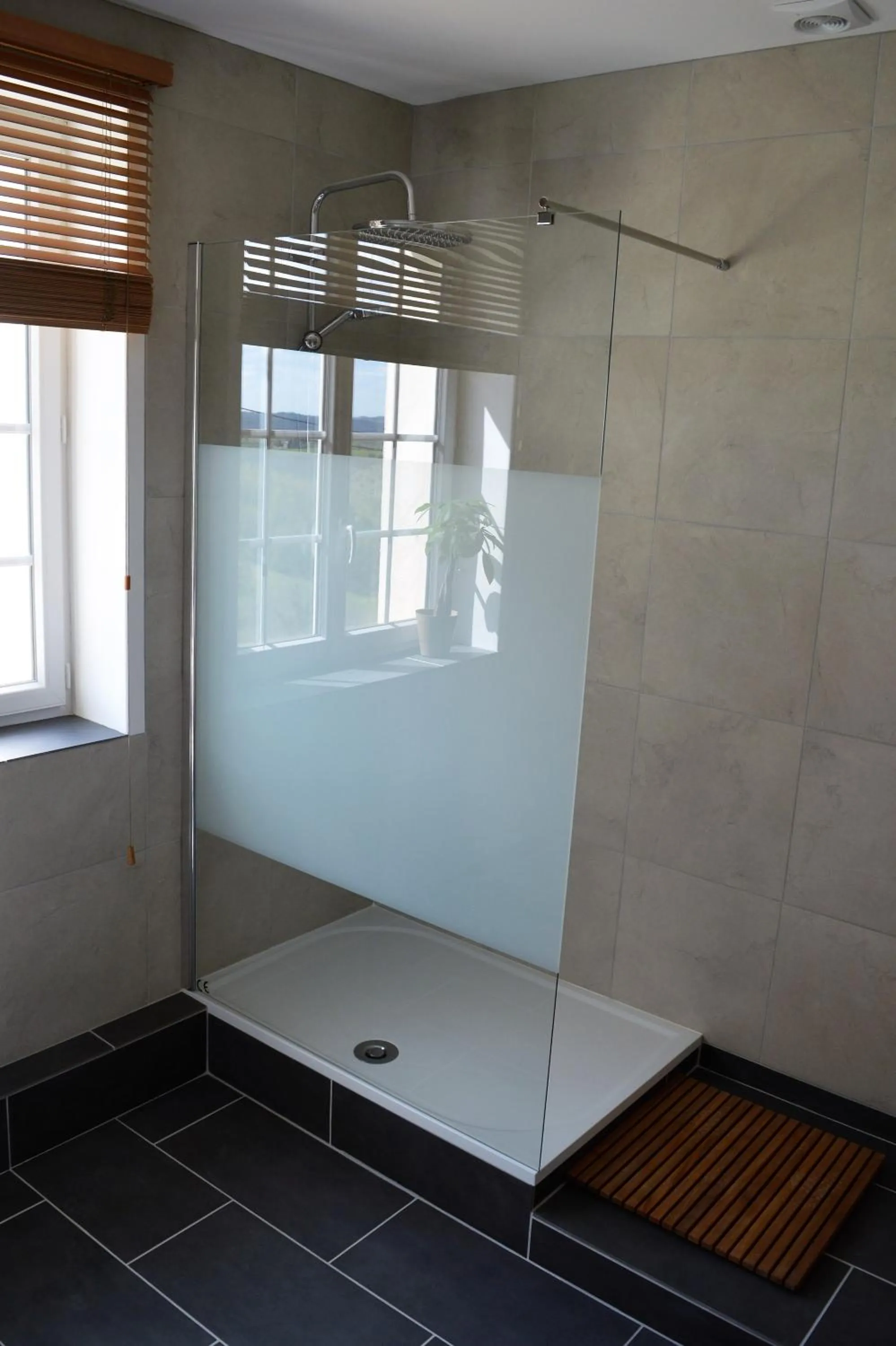 Shower in Aux Volets Bleus Chez Mark & Sylvie