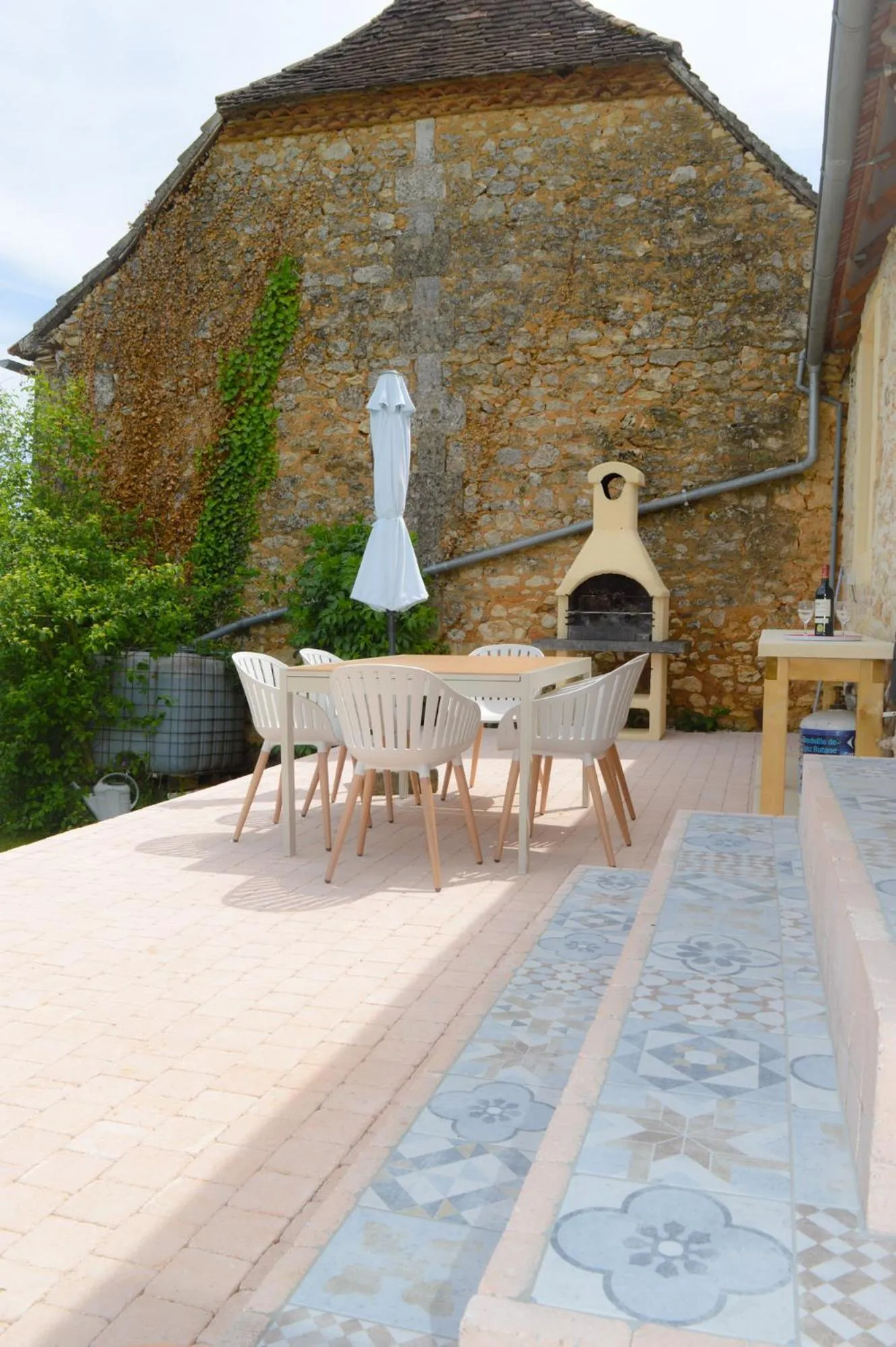 Dining area in Aux Volets Bleus Chez Mark & Sylvie
