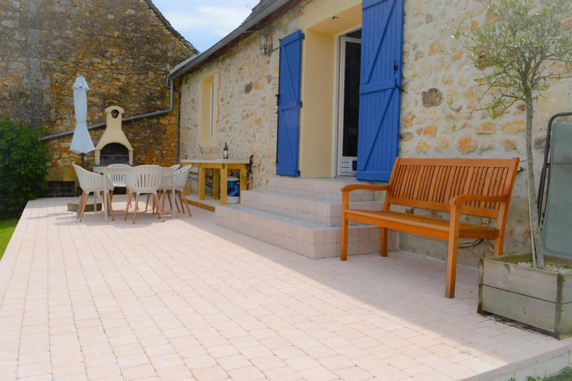 Patio in Aux Volets Bleus Chez Mark & Sylvie