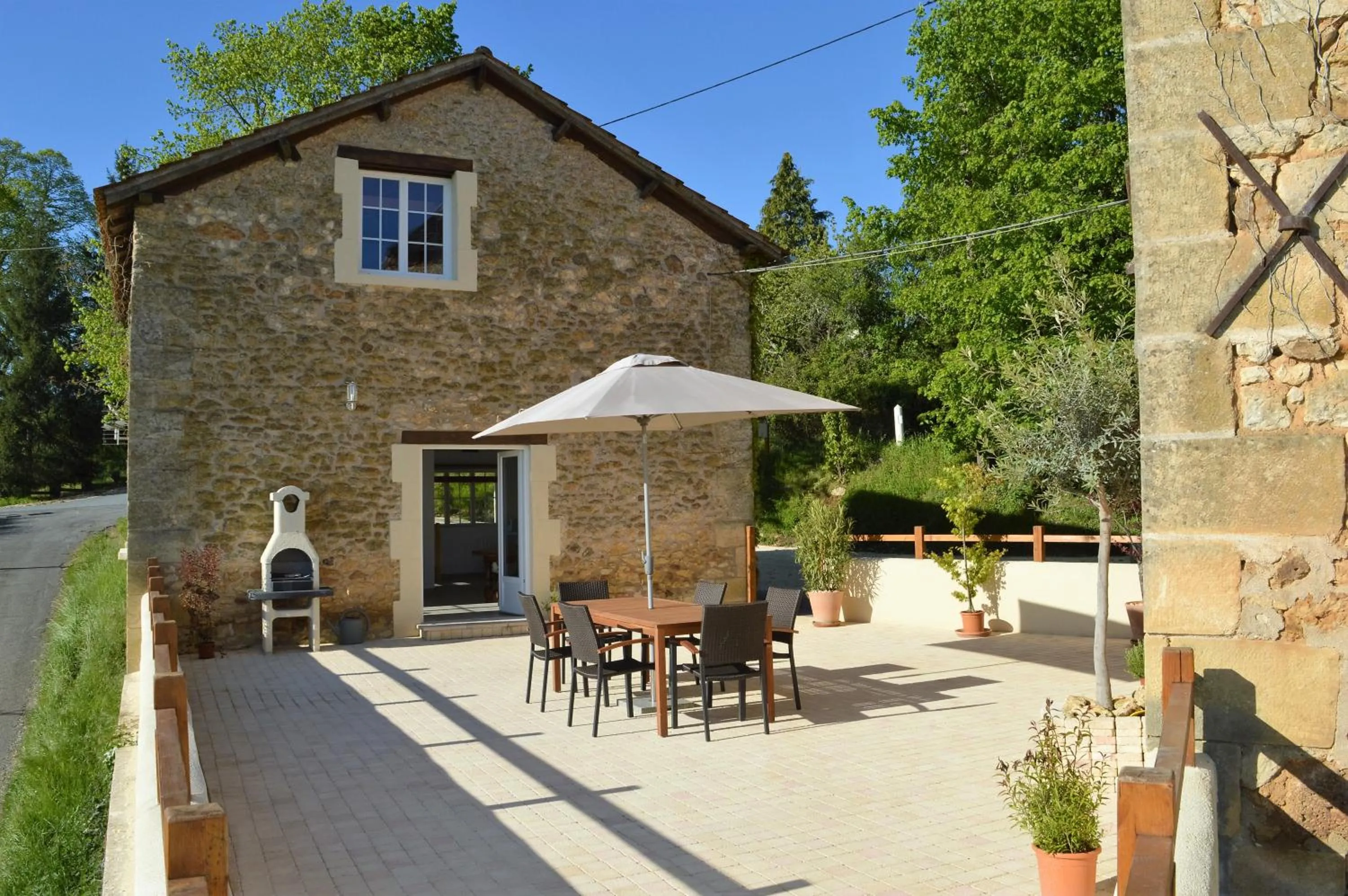 Patio in Aux Volets Bleus Chez Mark & Sylvie