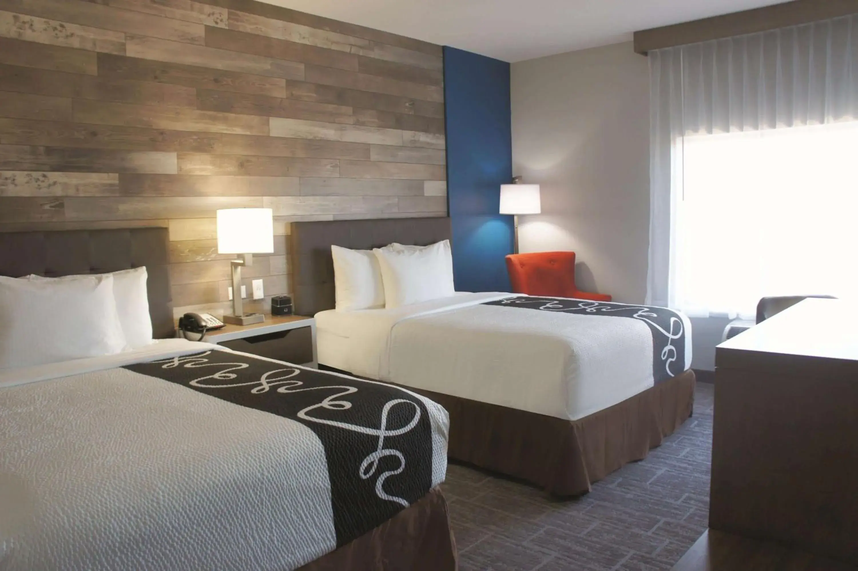 Photo of the whole room, Bed in La Quinta by Wyndham Pittsburg Photo of the whole room, Bed in La Quinta by Wyndham Pittsburg