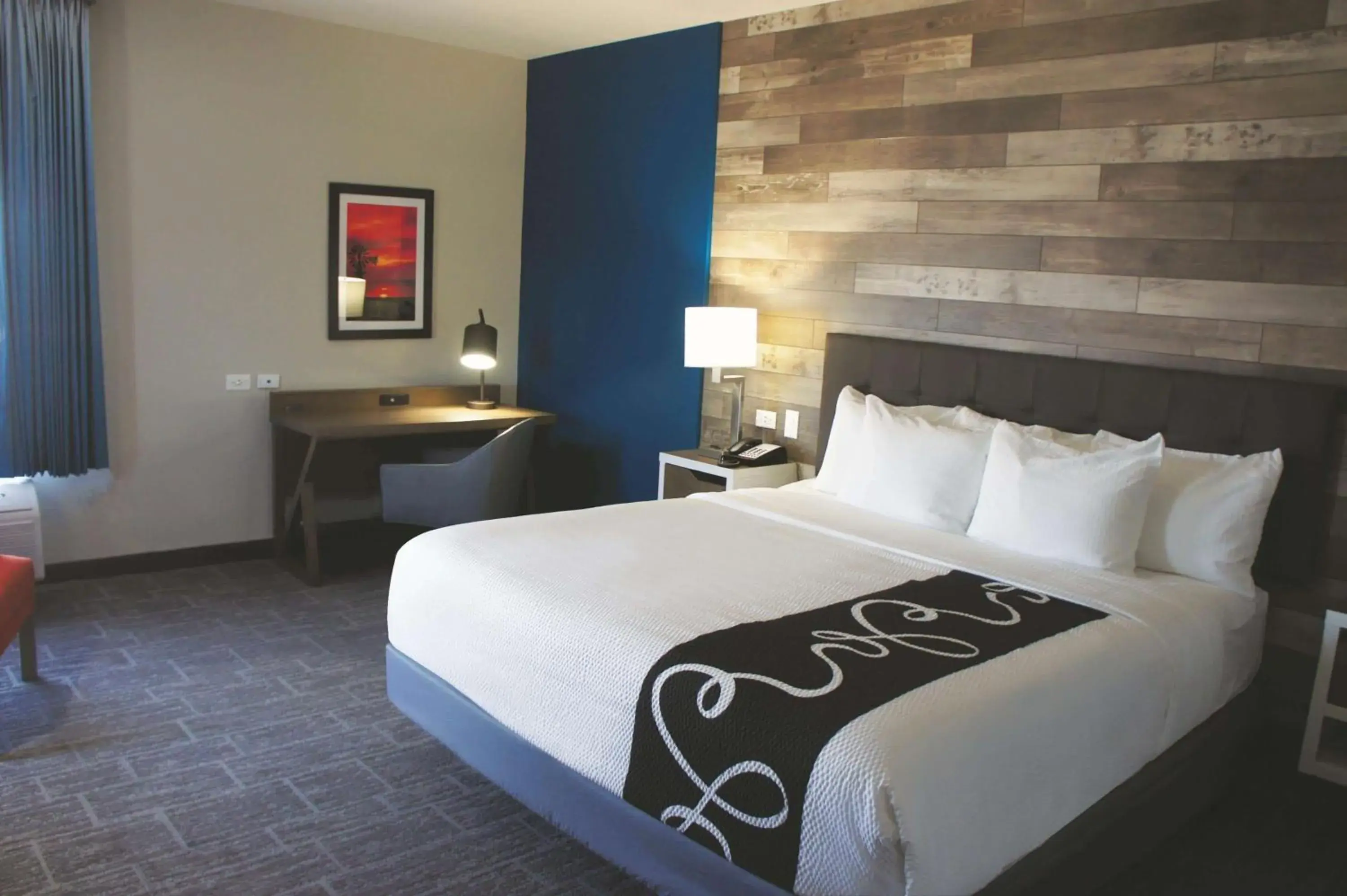 Photo of the whole room, Bed in La Quinta by Wyndham Pittsburg Photo of the whole room, Bed in La Quinta by Wyndham Pittsburg