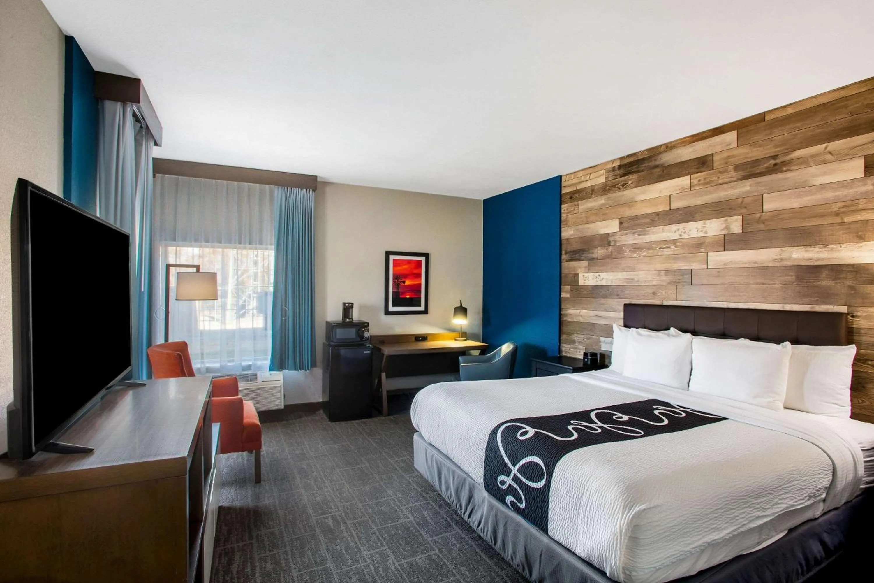 Photo of the whole room, Bed in La Quinta by Wyndham Pittsburg