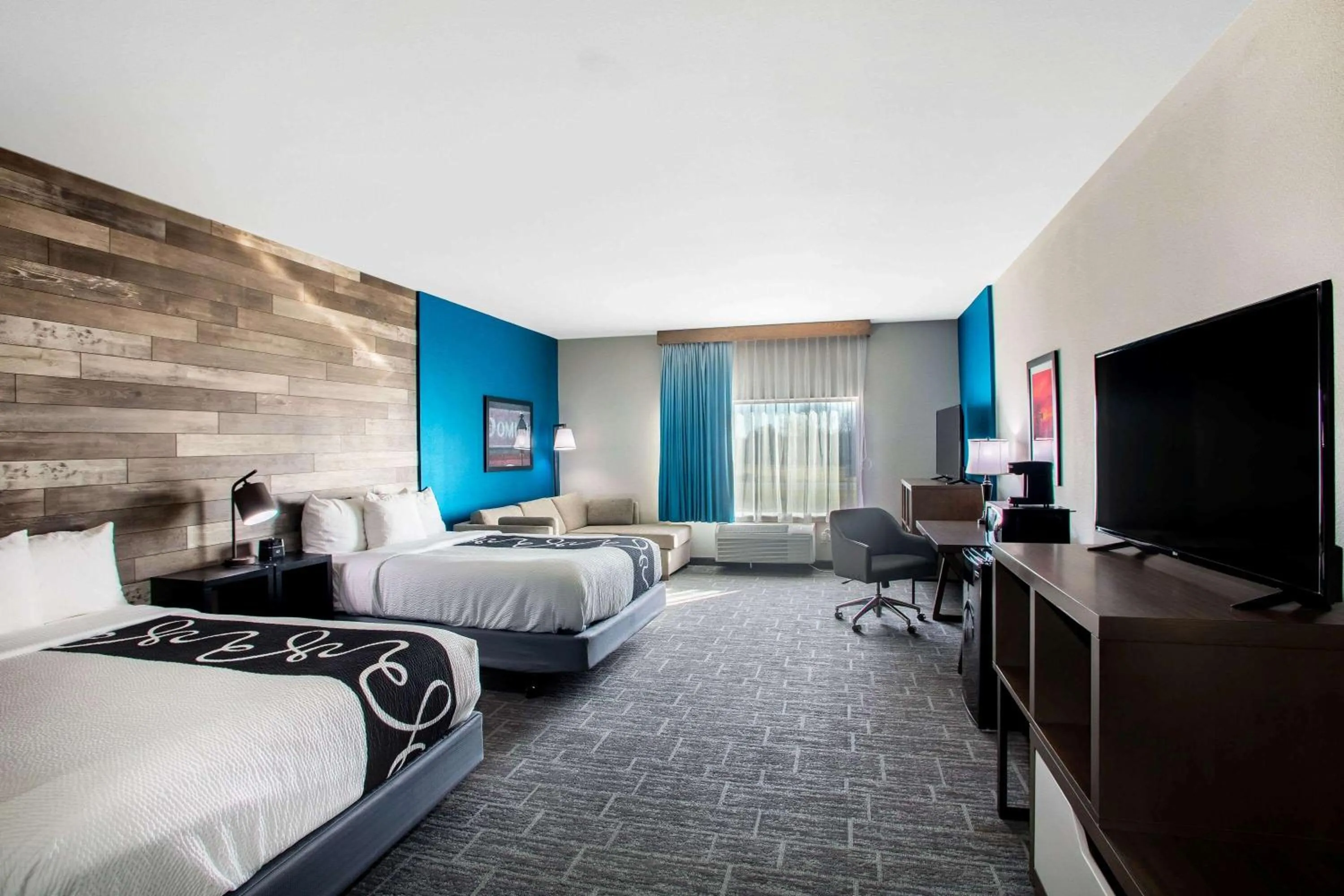 Photo of the whole room, Bed in La Quinta by Wyndham Pittsburg