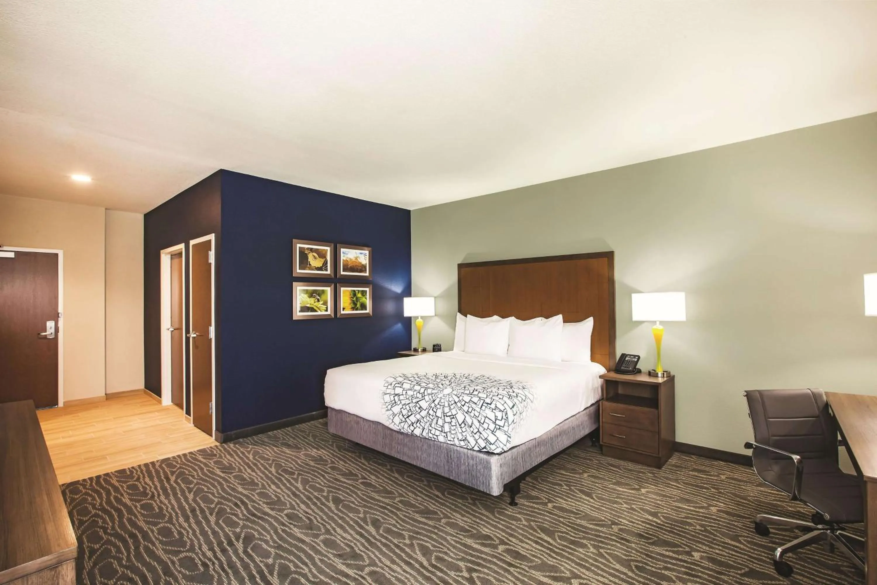 Photo of the whole room, Bed in La Quinta by Wyndham Wichita Northeast