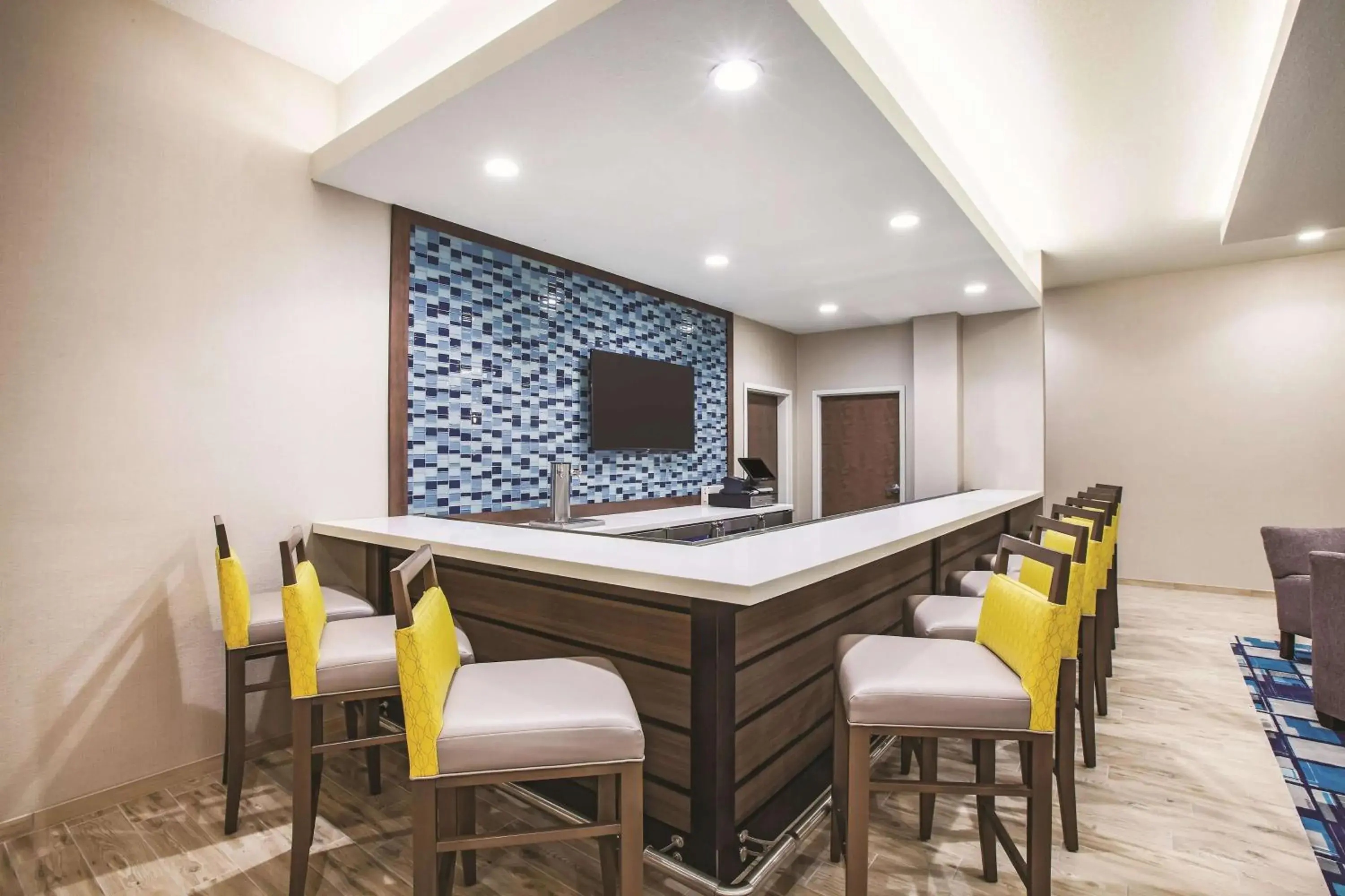 Lounge or bar in La Quinta by Wyndham Wichita Northeast Lounge or bar in La Quinta by Wyndham Wichita Northeast