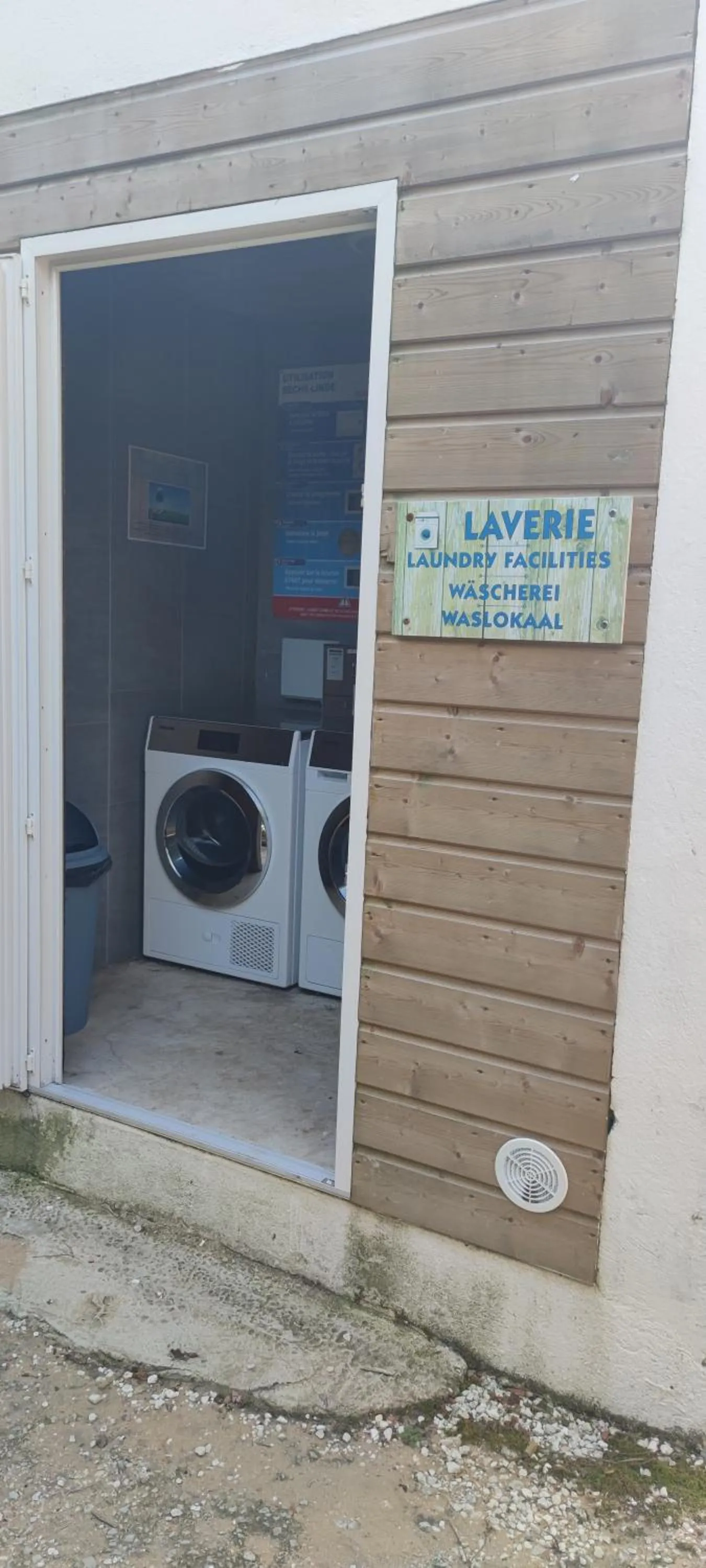washing machine in Camping Les Maraises