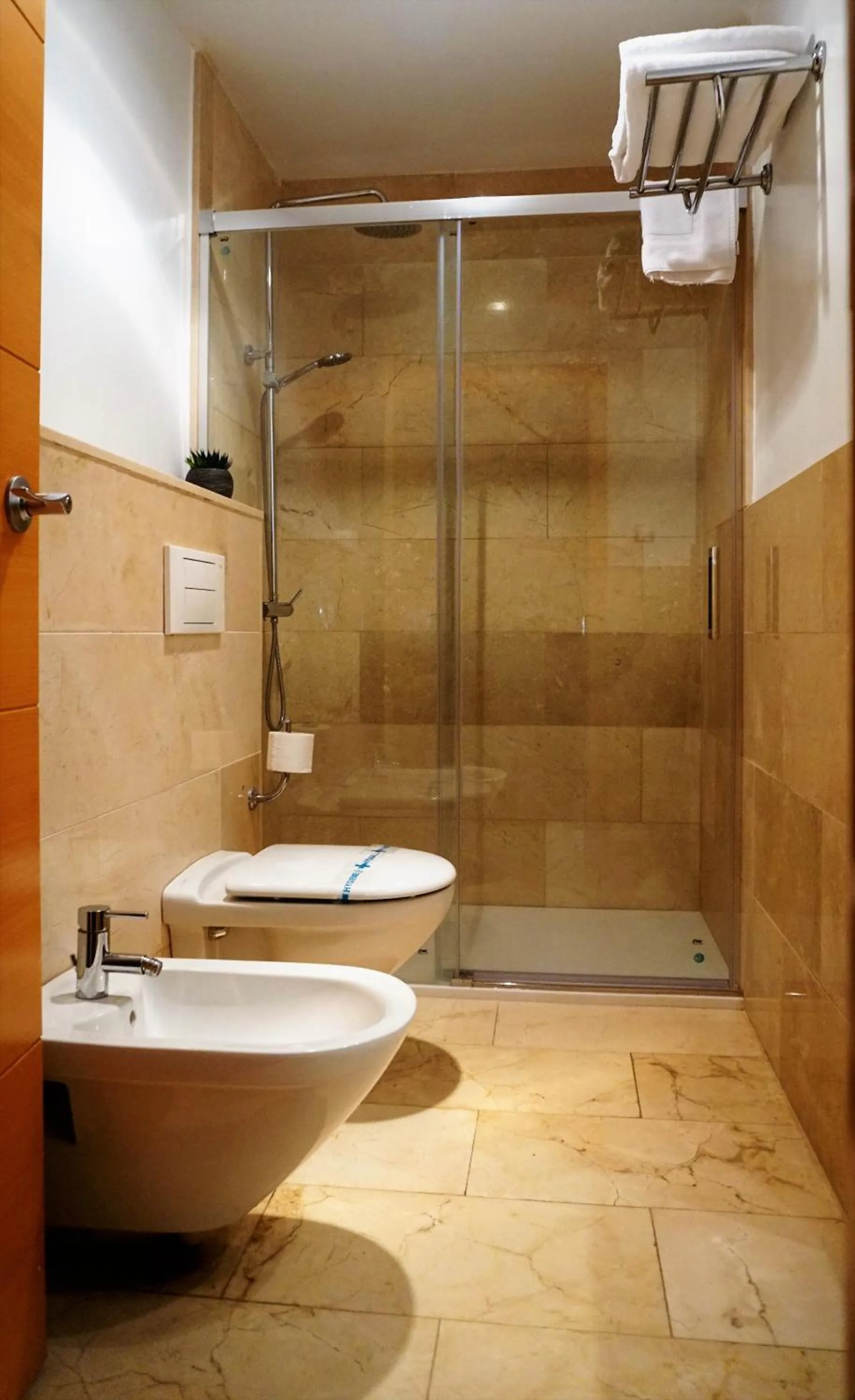 Shower in Hotel Miramar Valencia