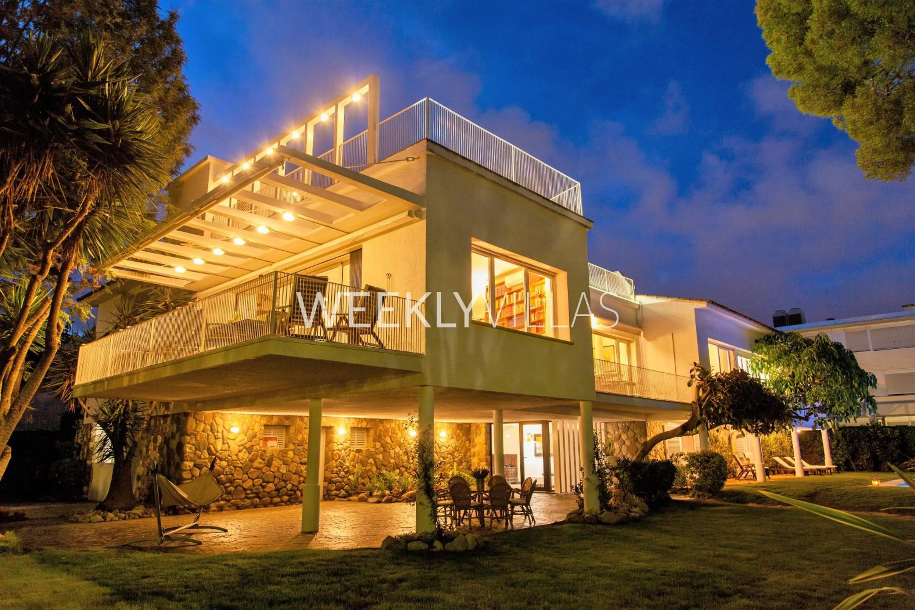 Night in Villa Sitges Tupinetti Beach at 1 min walk Amaizing Garden and View Center Sitges 5 minutes walk NO NEED CAR