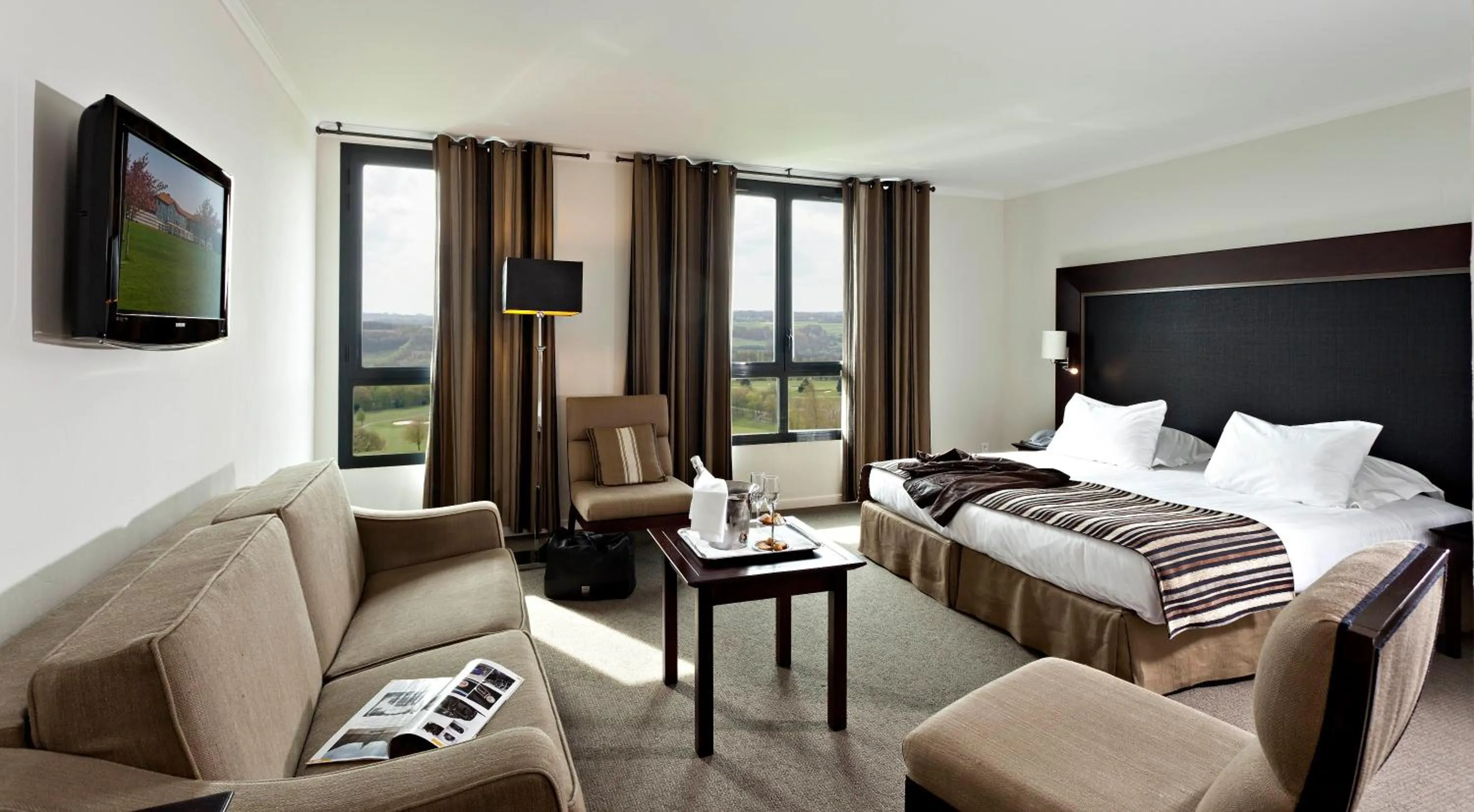 Photo of the whole room, Bed in Hôtel du Golf