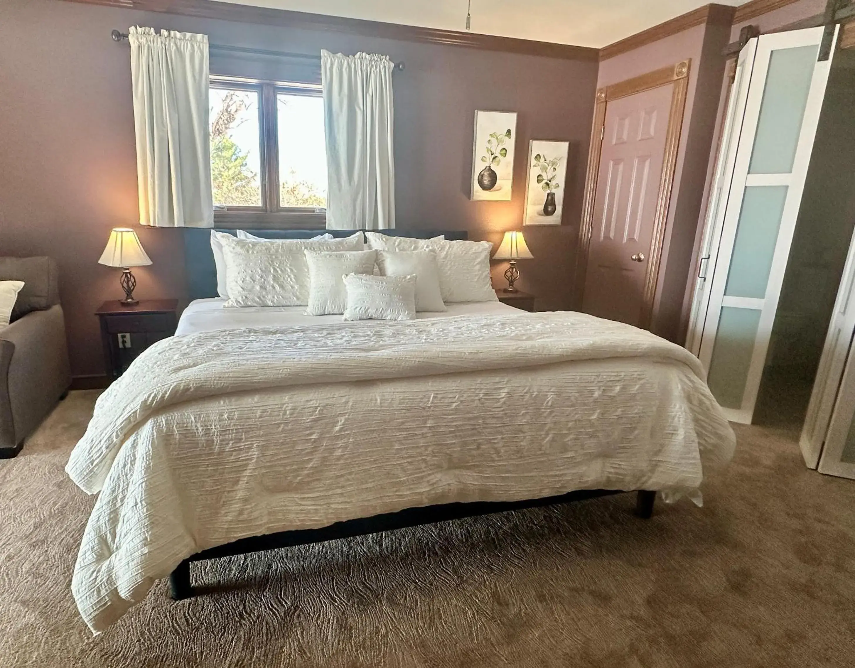 King Room with Balcony in Inn On Lake Wissota King Room with Balcony in Inn On Lake Wissota