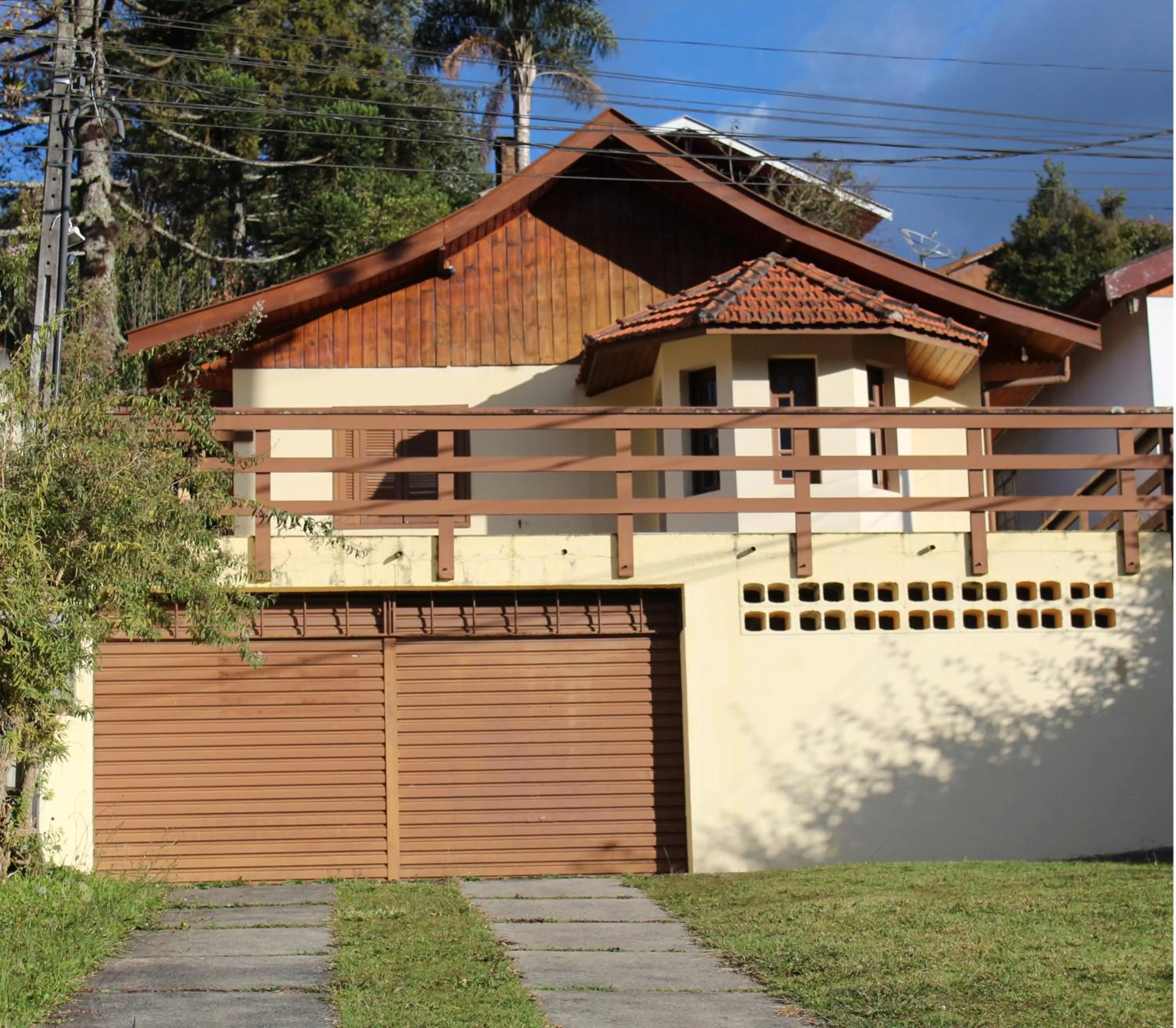 Facade/entrance in Casa de Lazer em Campos do Jordao