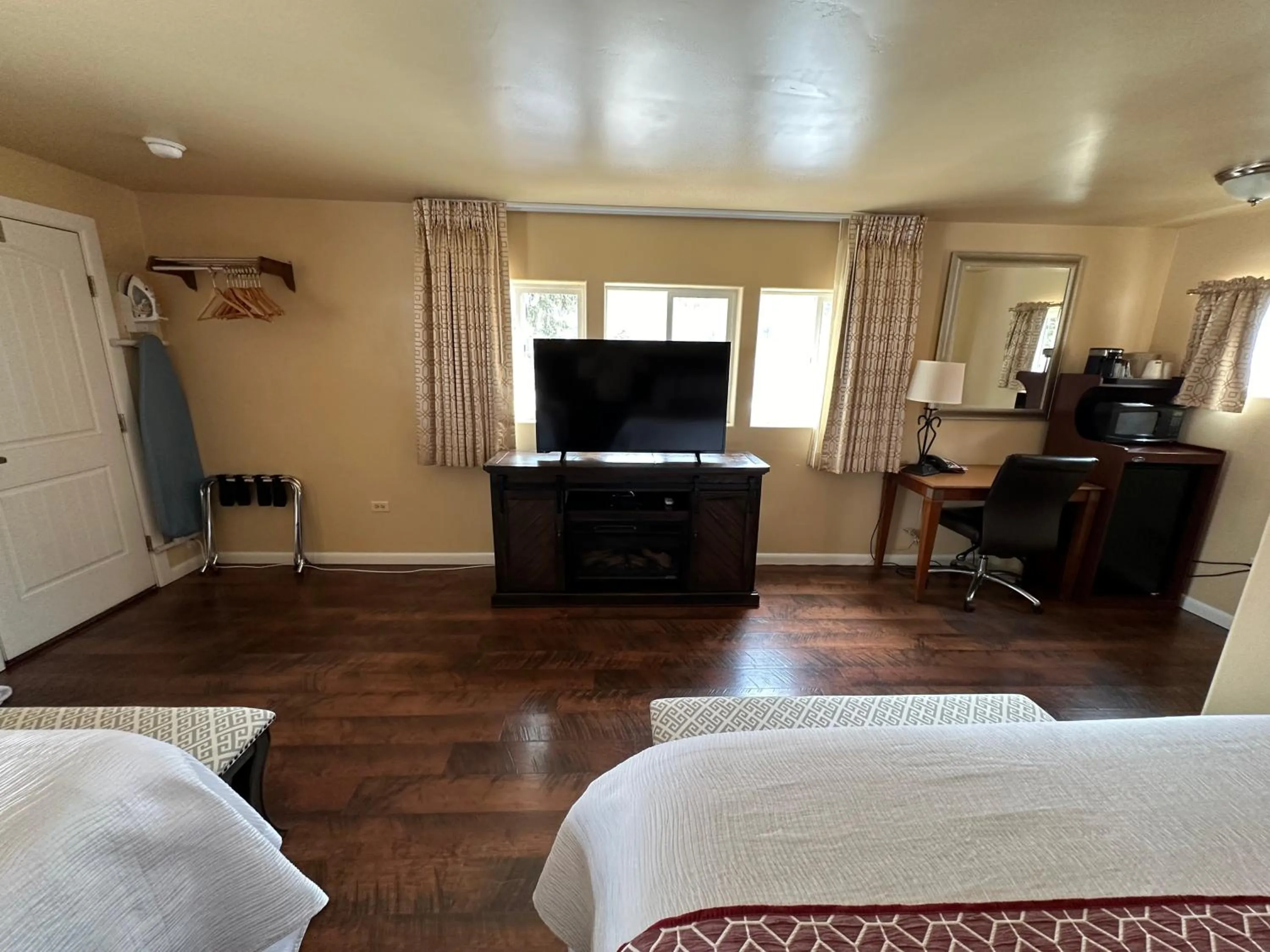 TV and multimedia, Bed in Abram Inn & Suites