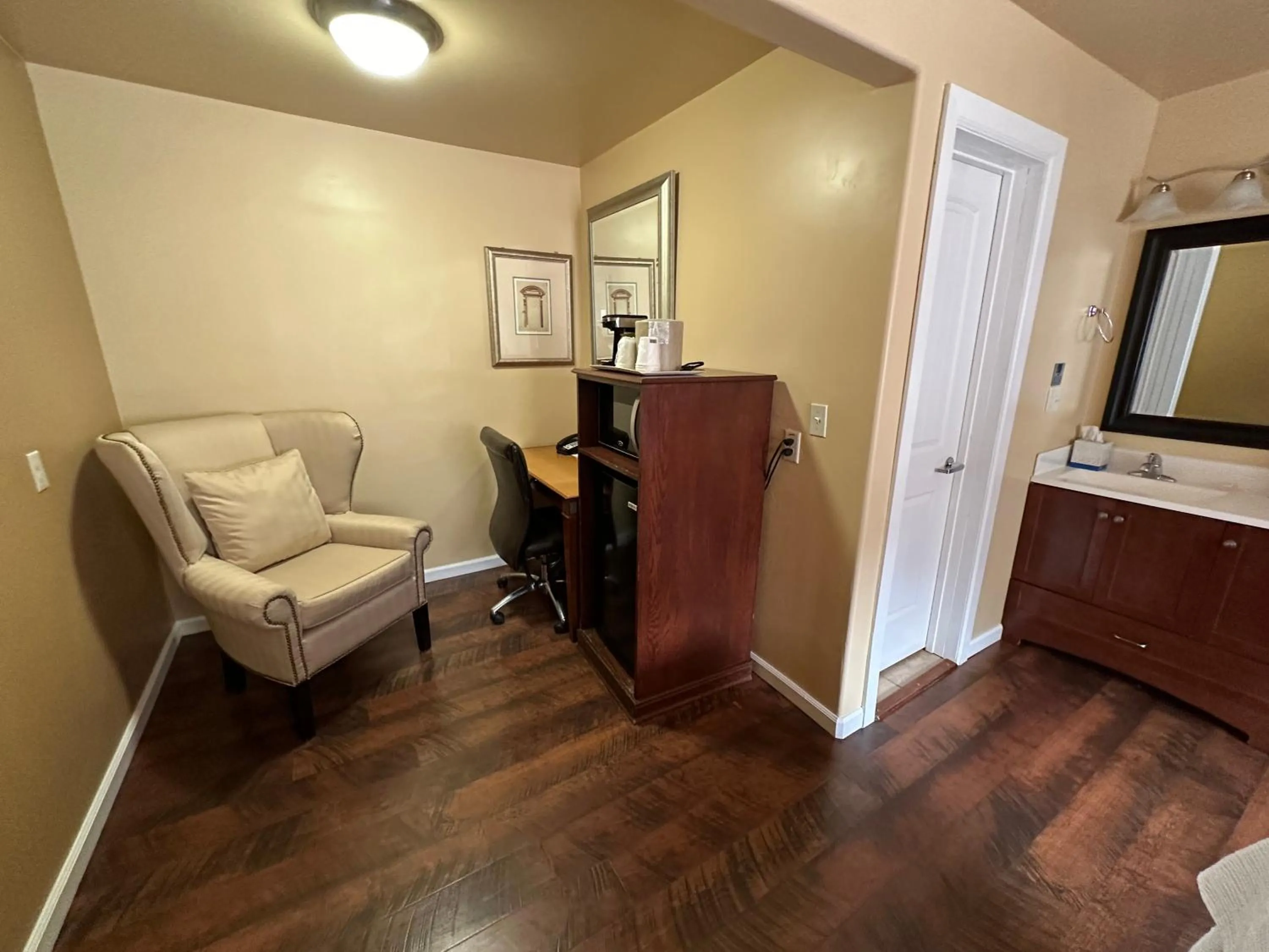 Seating area in Abram Inn & Suites