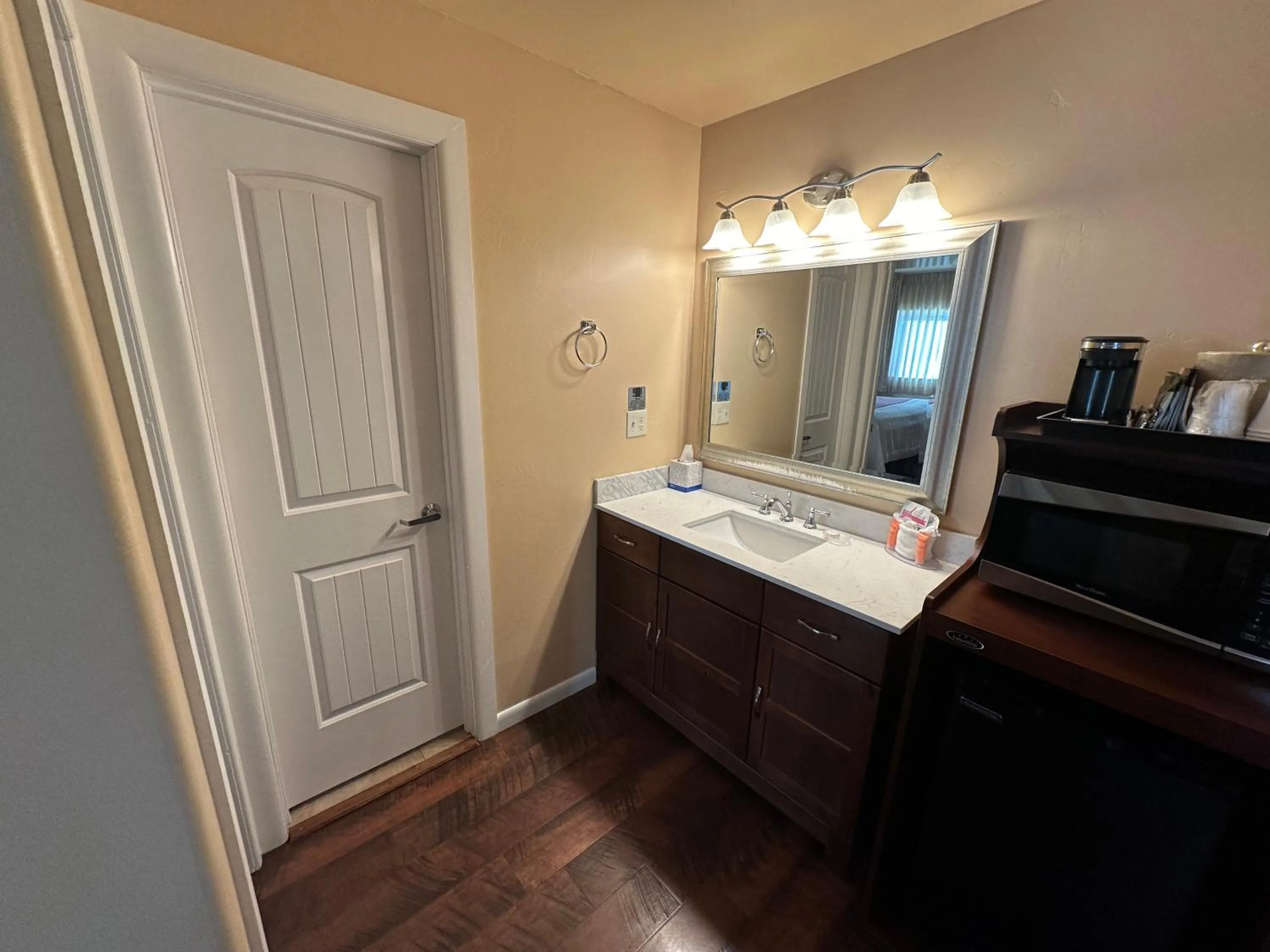 minibar in Abram Inn & Suites