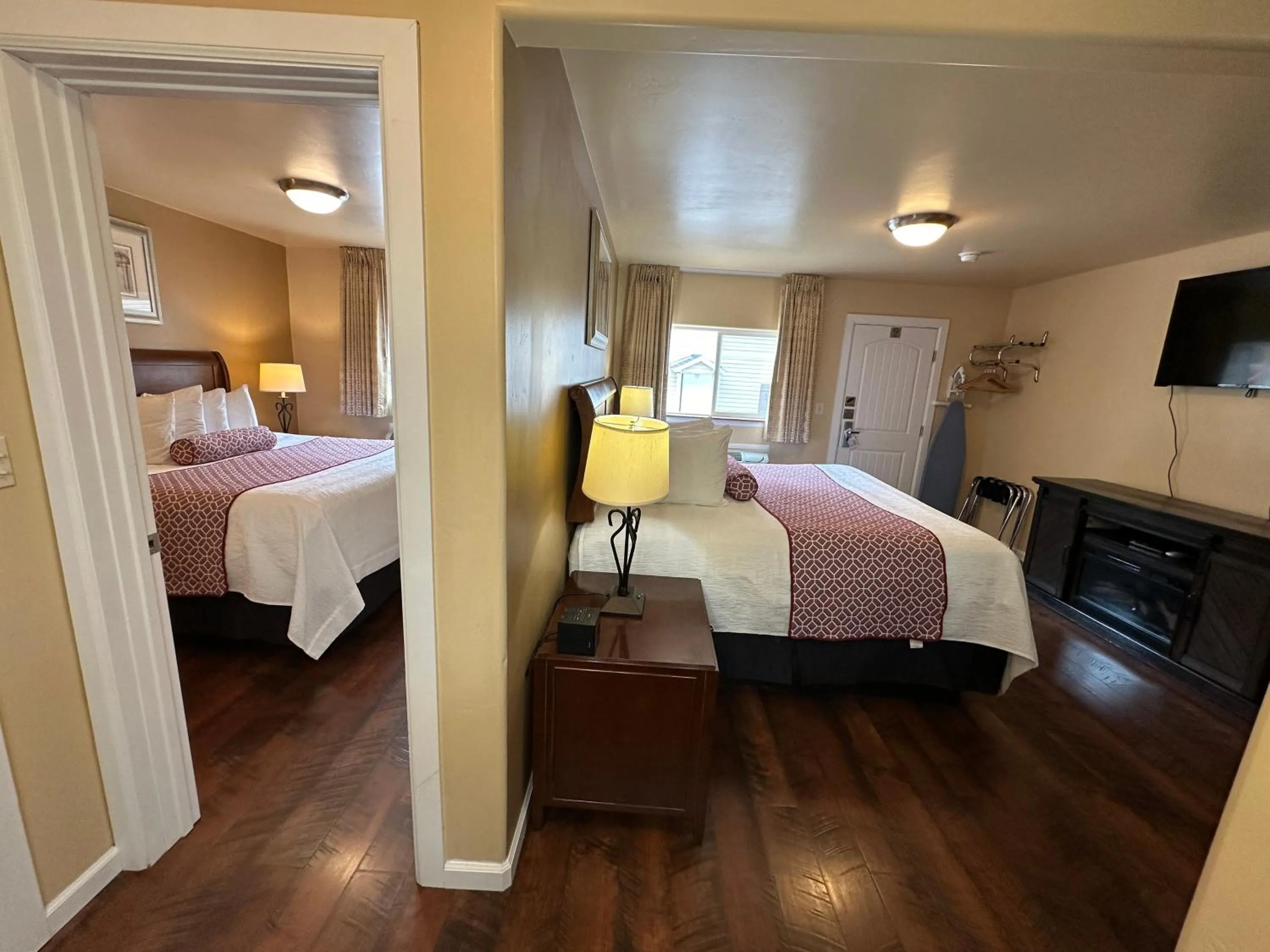 Photo of the whole room, Bed in Abram Inn & Suites