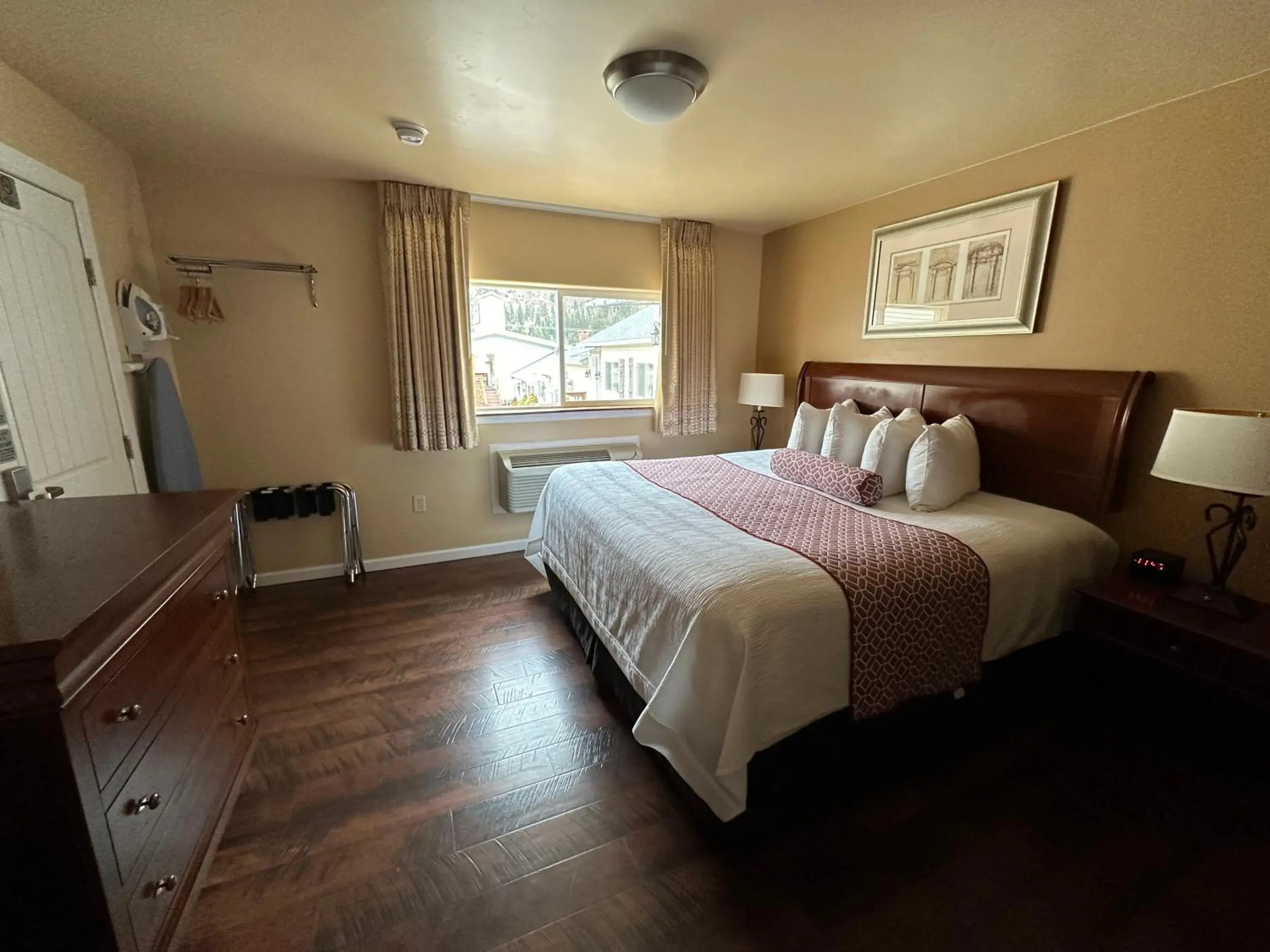 Bedroom, Bed in Abram Inn & Suites Bedroom, Bed in Abram Inn & Suites