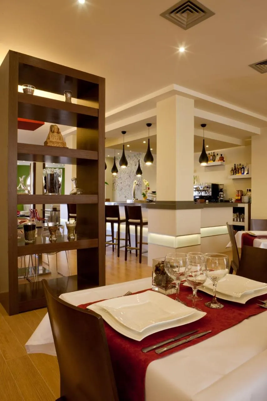 Restaurant/places to eat in Hotel Quino