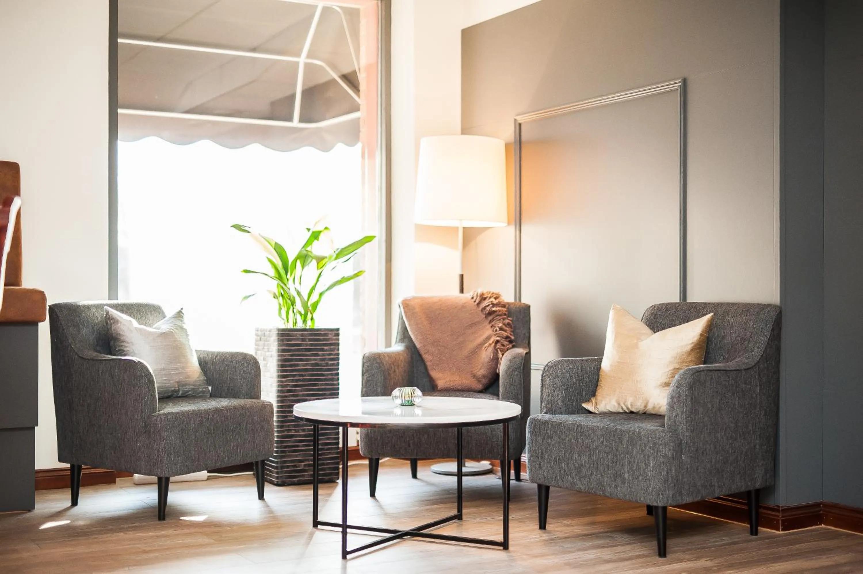 Communal lounge/ TV room in Home Hotel Kung Oscar