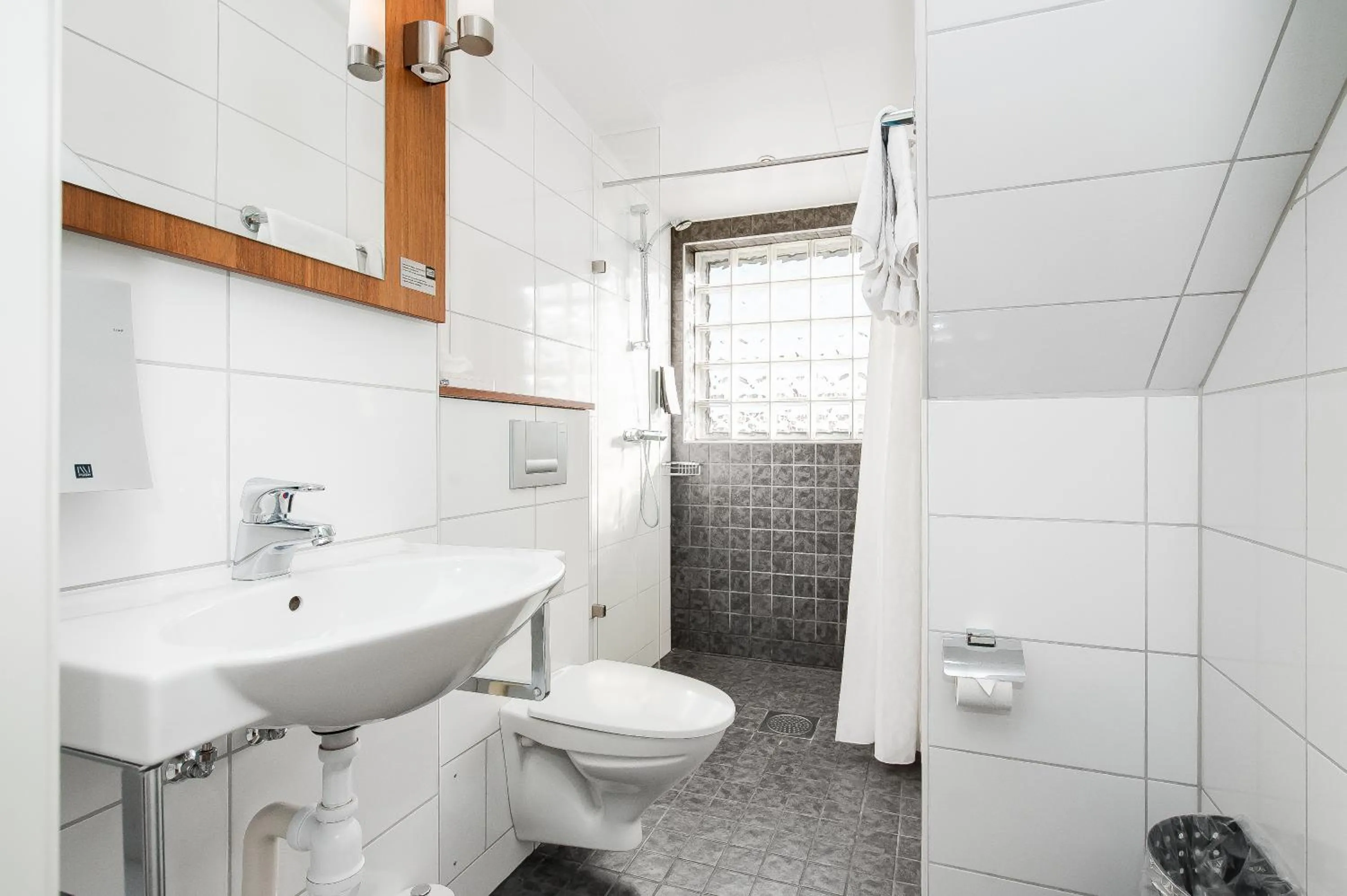 Shower in Home Hotel Kung Oscar