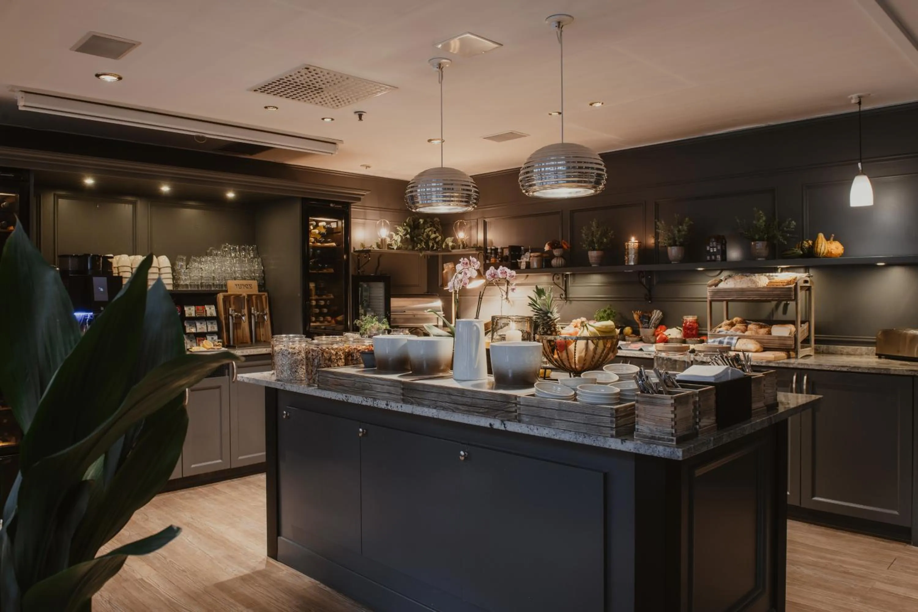 Restaurant/places to eat in Home Hotel Kung Oscar