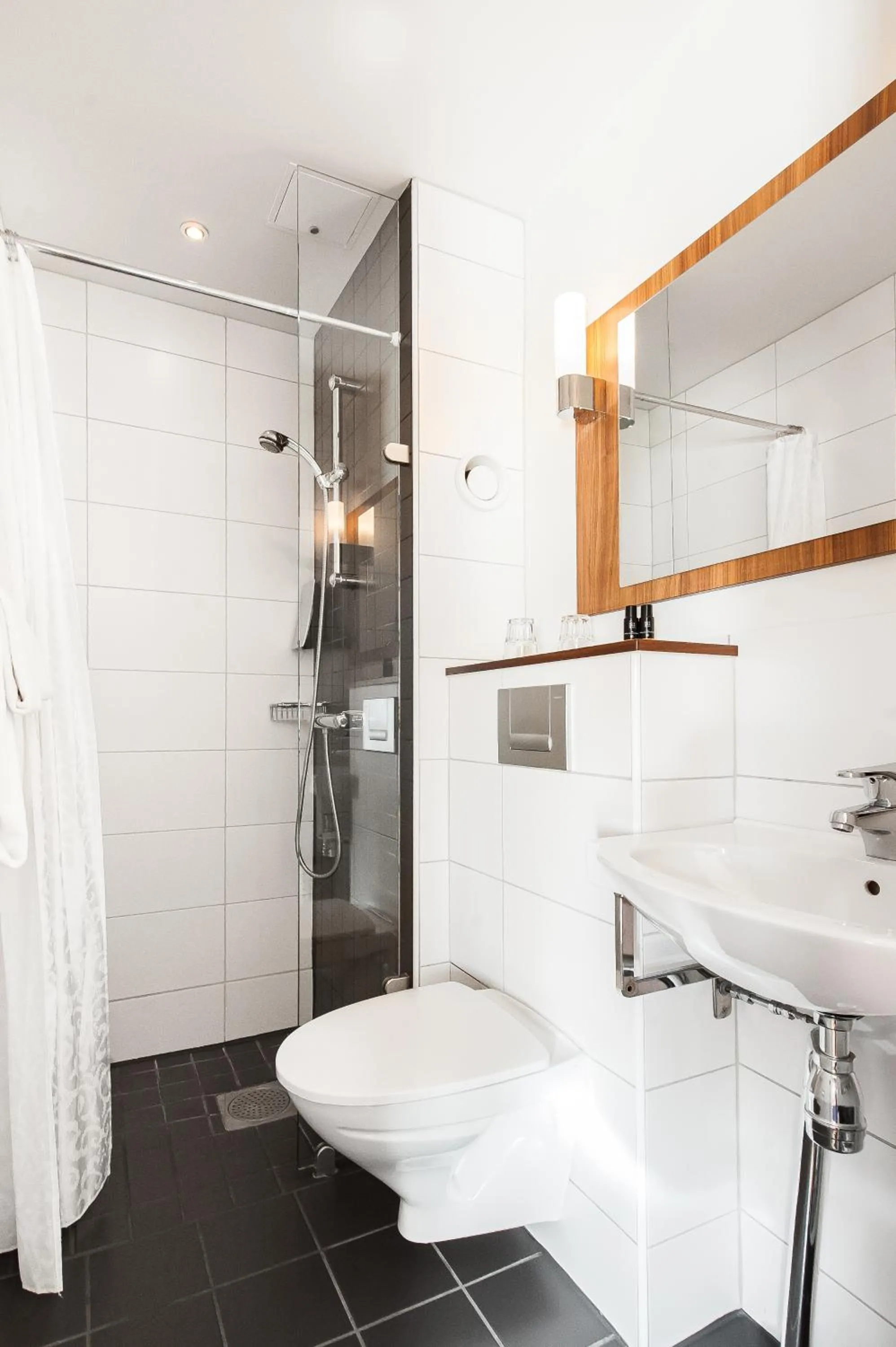 Shower in Home Hotel Kung Oscar