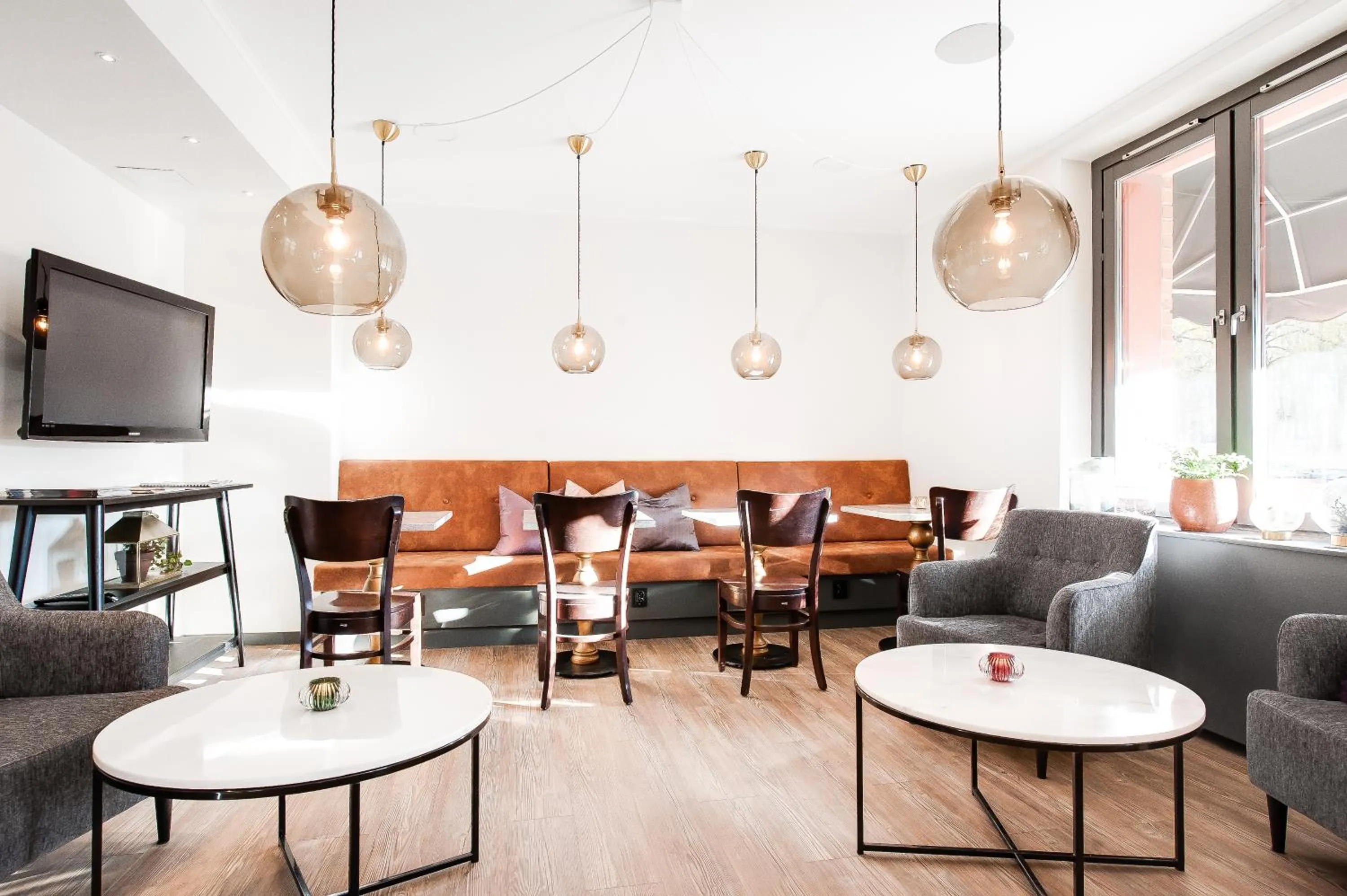 Communal lounge/ TV room in Home Hotel Kung Oscar