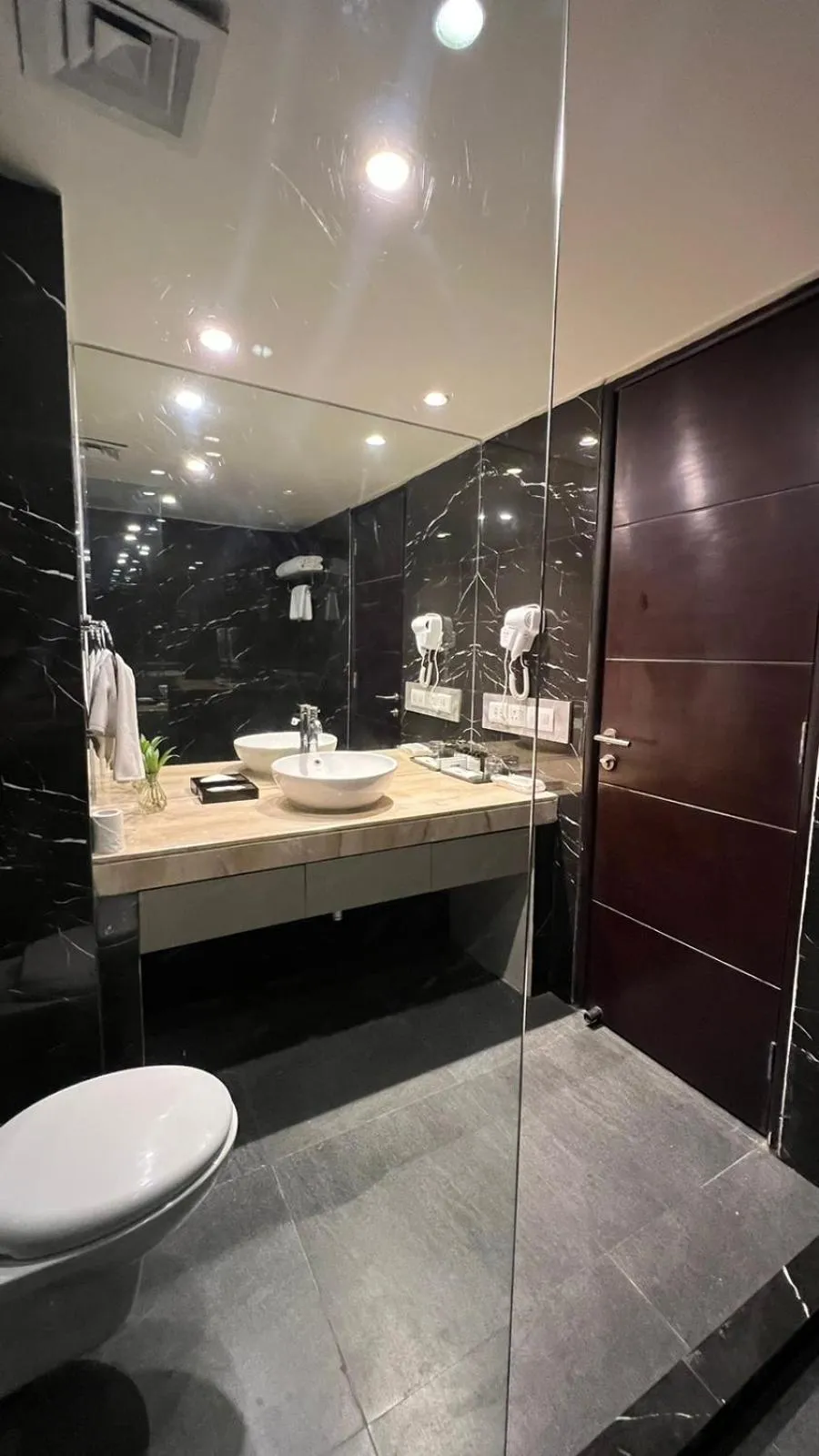 Bathroom in Golden Suites Gurgaon Inde Hotels