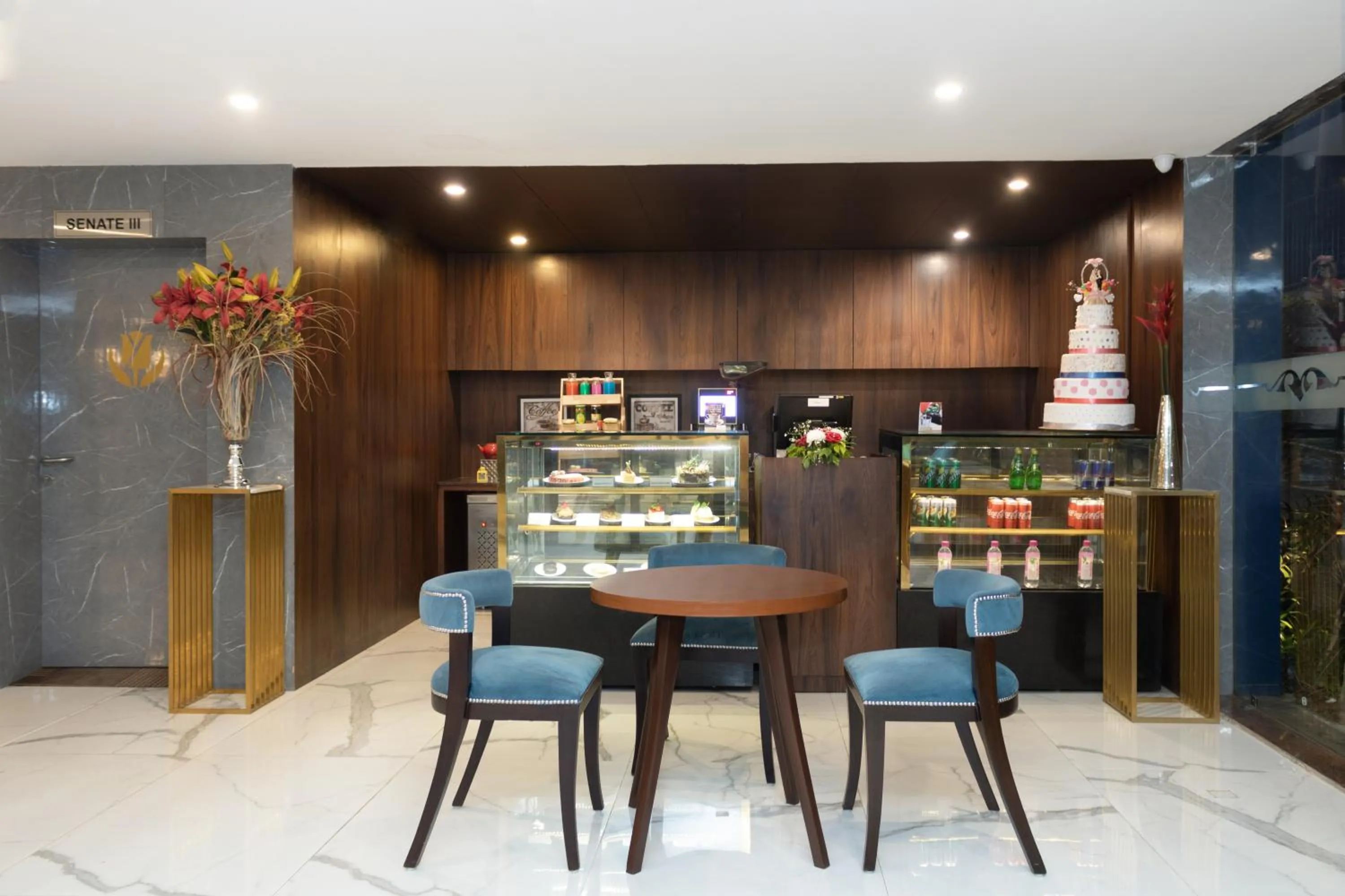 Restaurant/places to eat in Golden Suites Gurgaon Inde Hotels