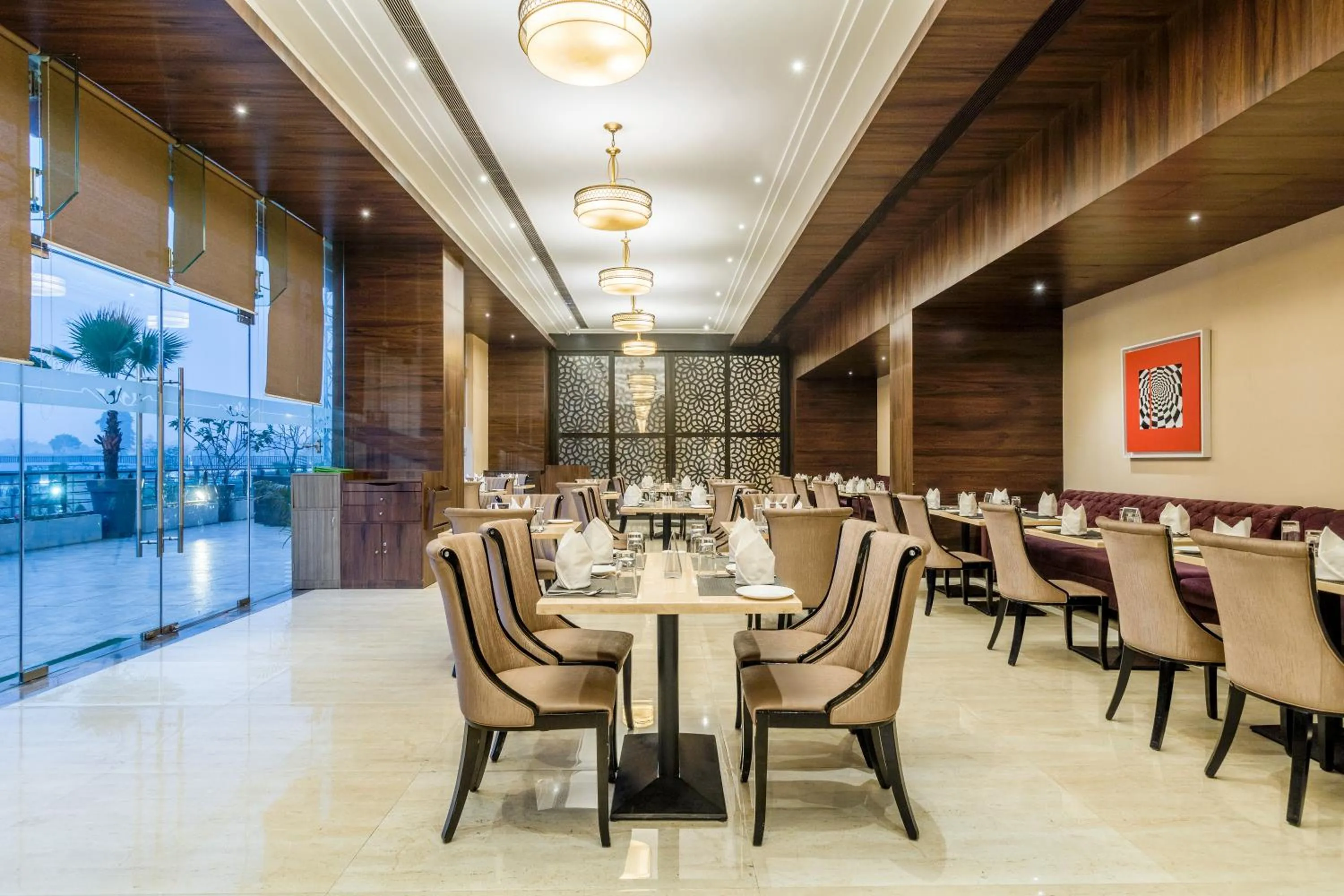 Restaurant/places to eat in Golden Suites Gurgaon Inde Hotels