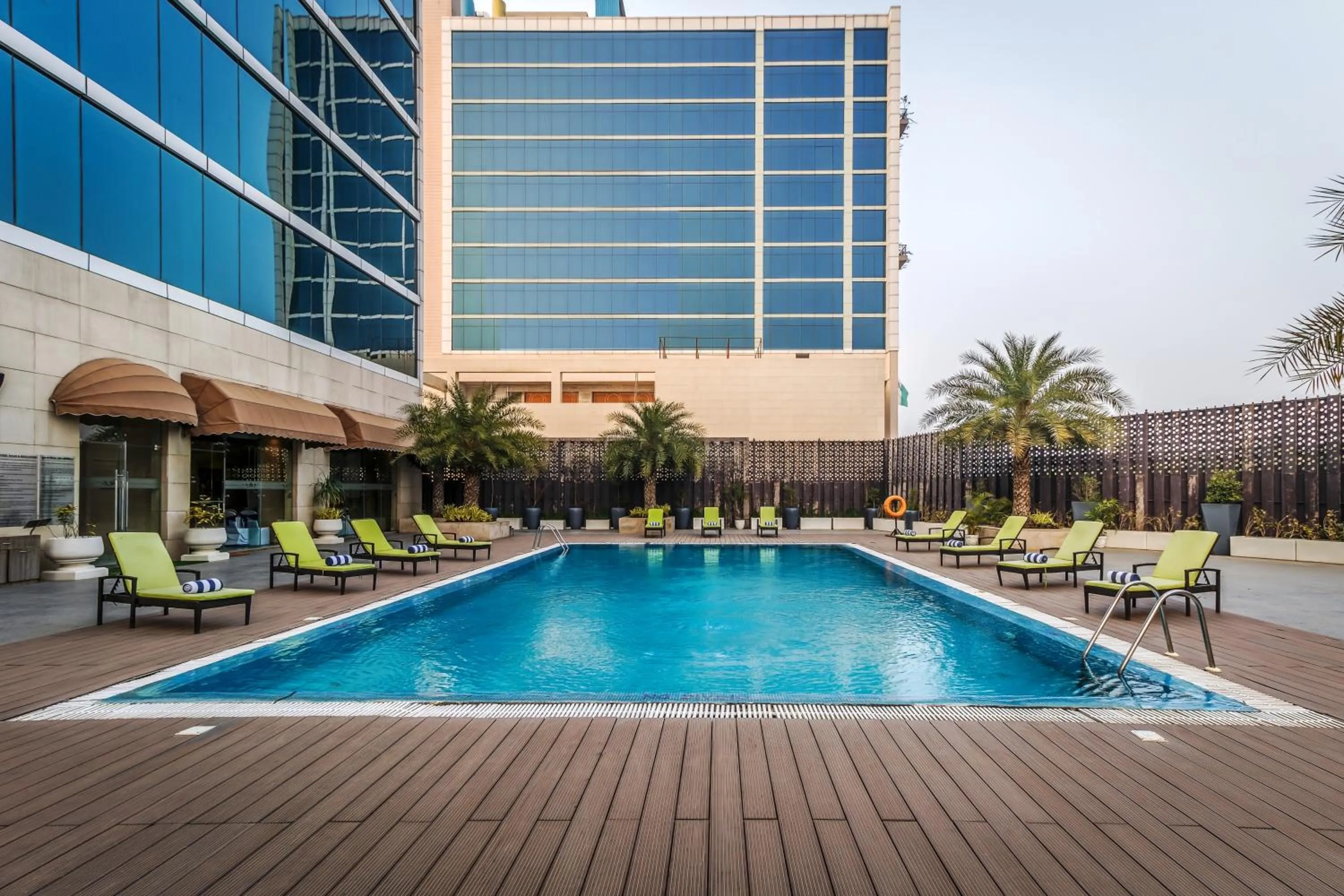 Swimming pool in Golden Suites Gurgaon Inde Hotels