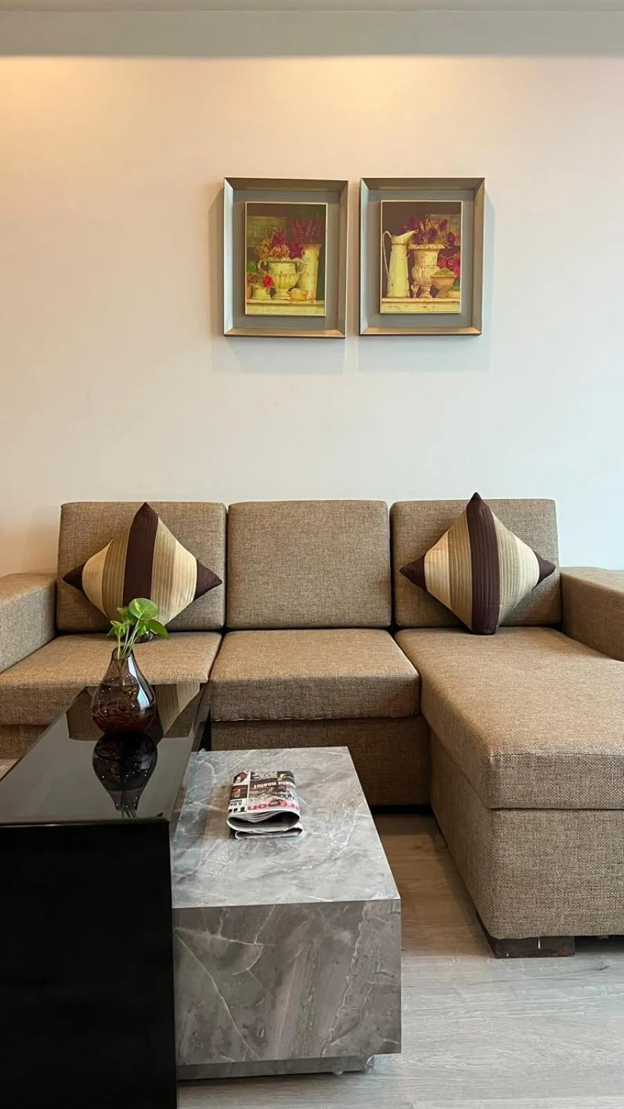 Seating area in Golden Suites Gurgaon Inde Hotels