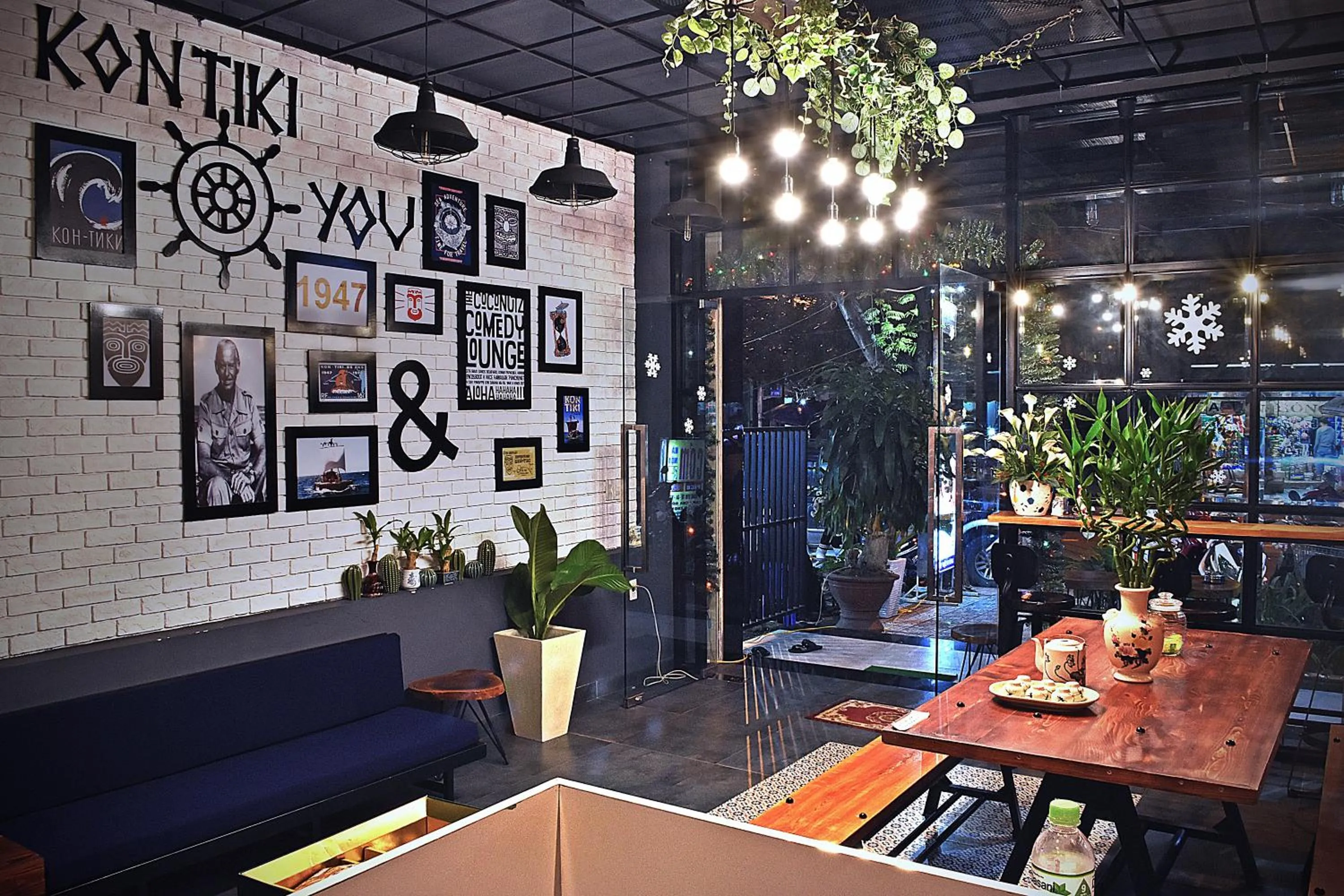 Communal lounge/ TV room in Kon-Tiki DaNang Hostel